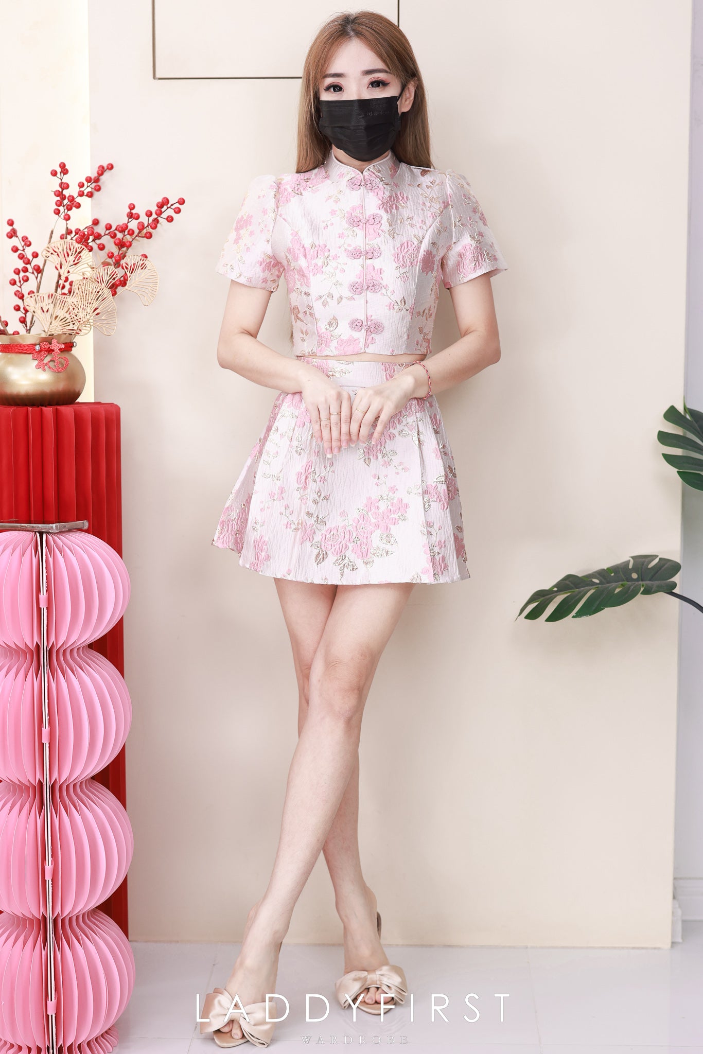 【SS21843 / 37077】高品质两件式浮雕提花旗袍套装 泡泡袖提花旗袍上衣➕提花百褶高腰裙子，内层有里布短裤，有口袋 ❤️❤️