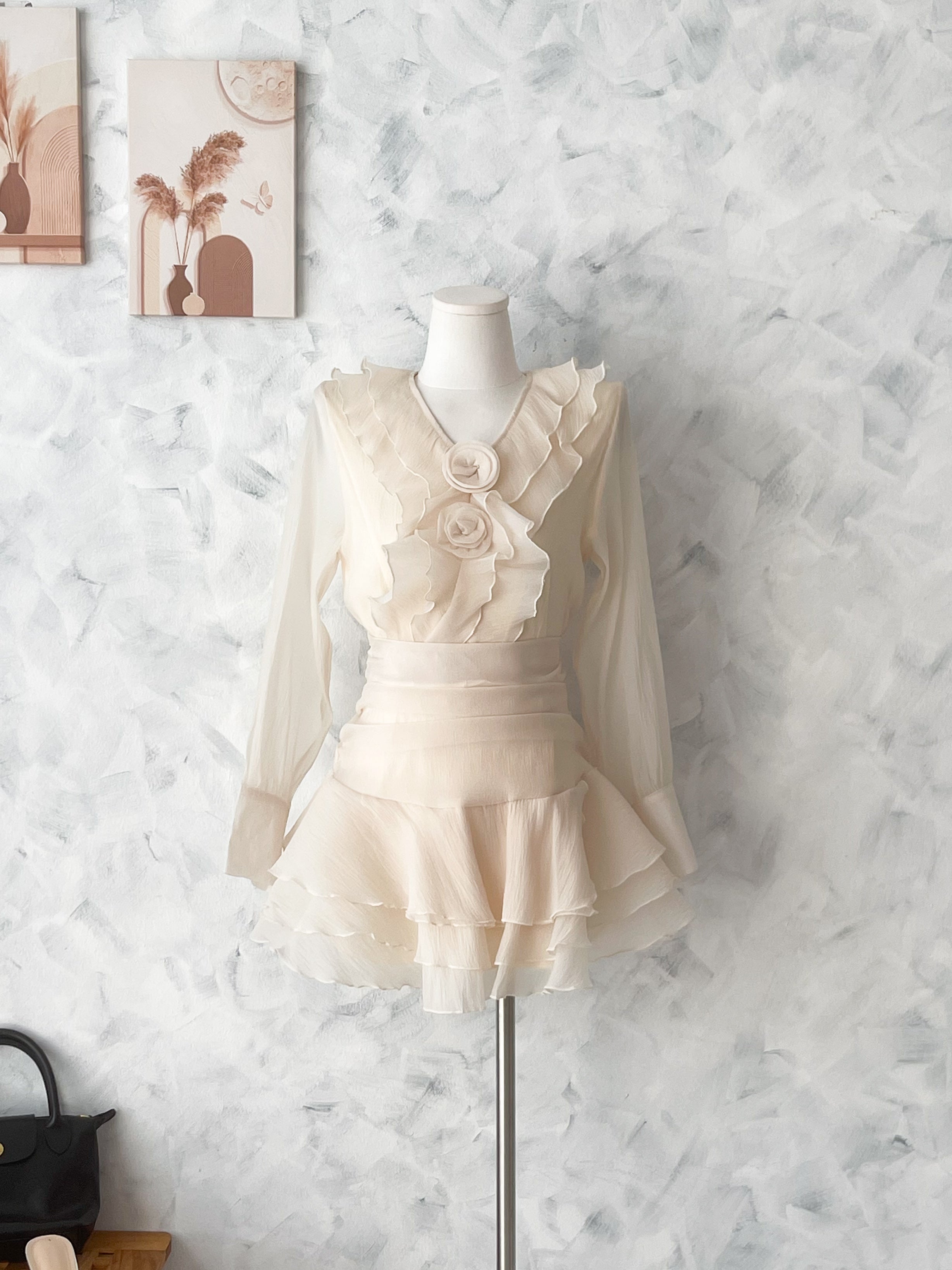 【SS6510】高品质两件式名媛仙气风雪纺套装 花瓣点缀雪纺长袖上衣➕层次感荷叶边雪纺高腰裙子，内层有里布短裤 ❤️❤️