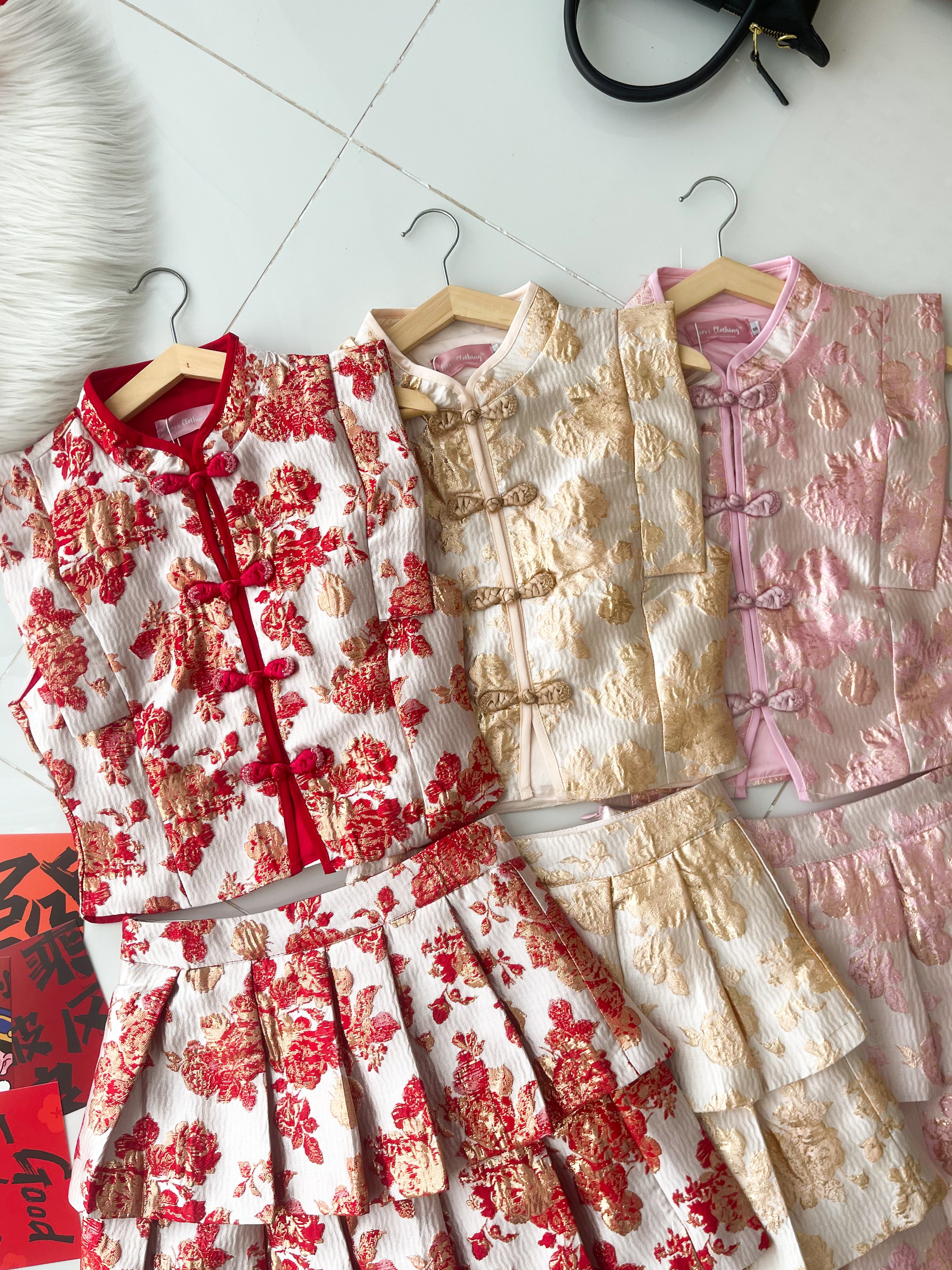 【SS6983】高品质两件式新中式提花旗袍套装 马甲无袖提花旗袍上衣➕提花蛋糕百褶高腰裙子，内层有里布短裤 ❤️❤️