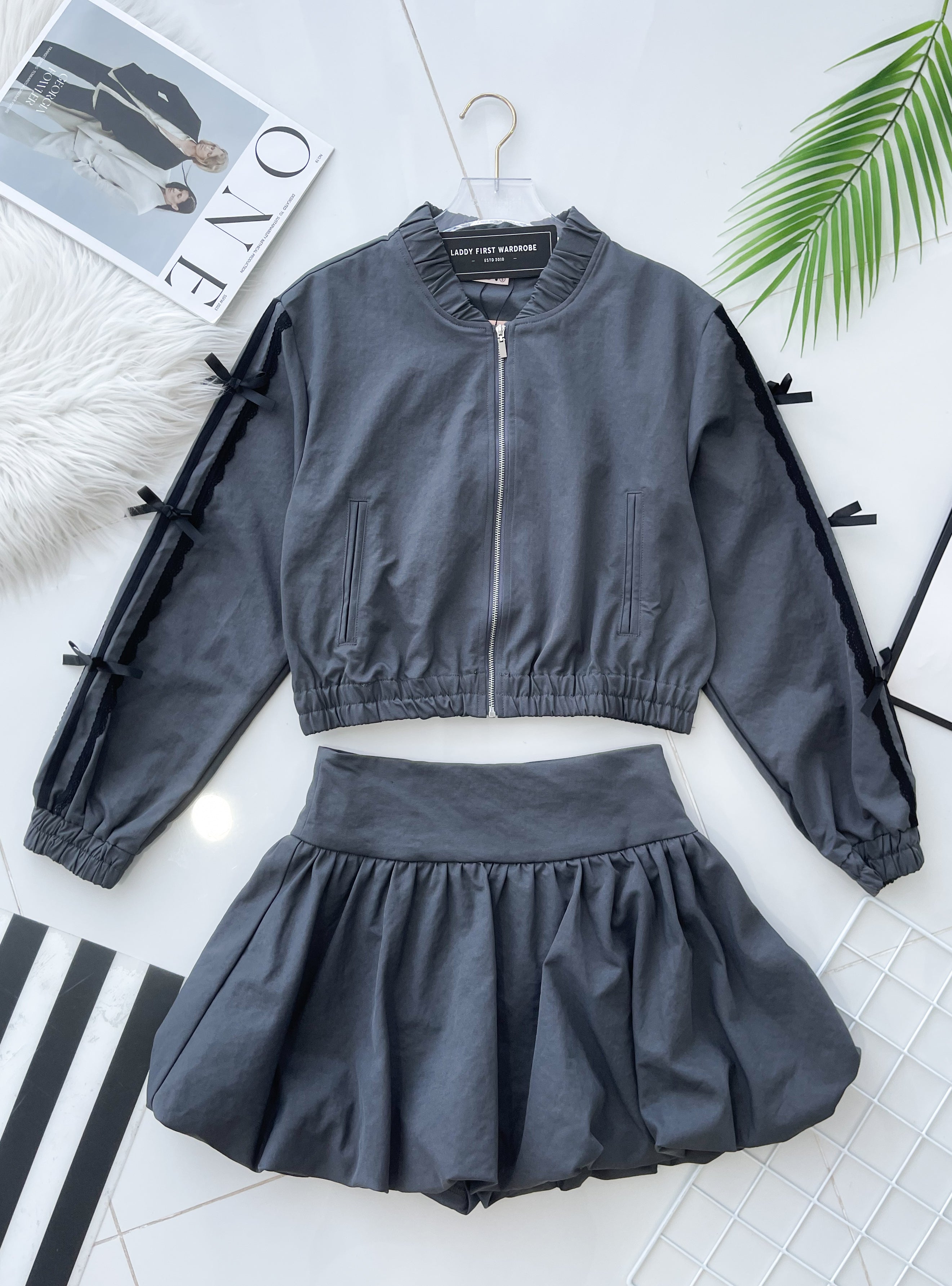 【SS110984】【补厂家现货⚡⚡】高品质两件式拉线设计休闲套装 宽松长袖外套➕ 前后裙内层有里裤高腰百搭花苞裤裙❤️❤️