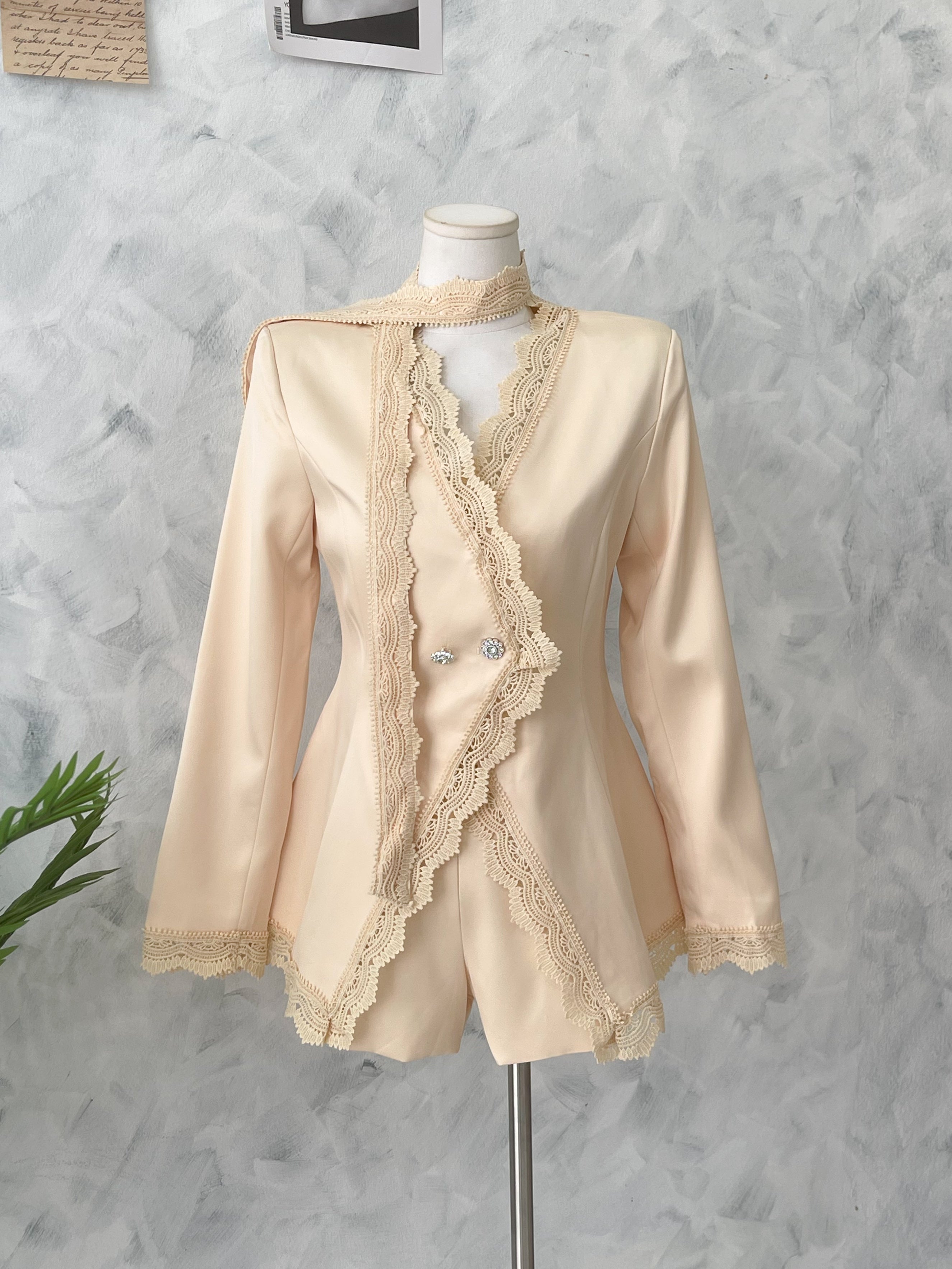 【SS25144】【补厂家现货⚡️⚡️】高品质两件式高端气质缎面套装 V领桐花边长袖连衣裙➕缎面高腰百搭短裤 ❤️❤️