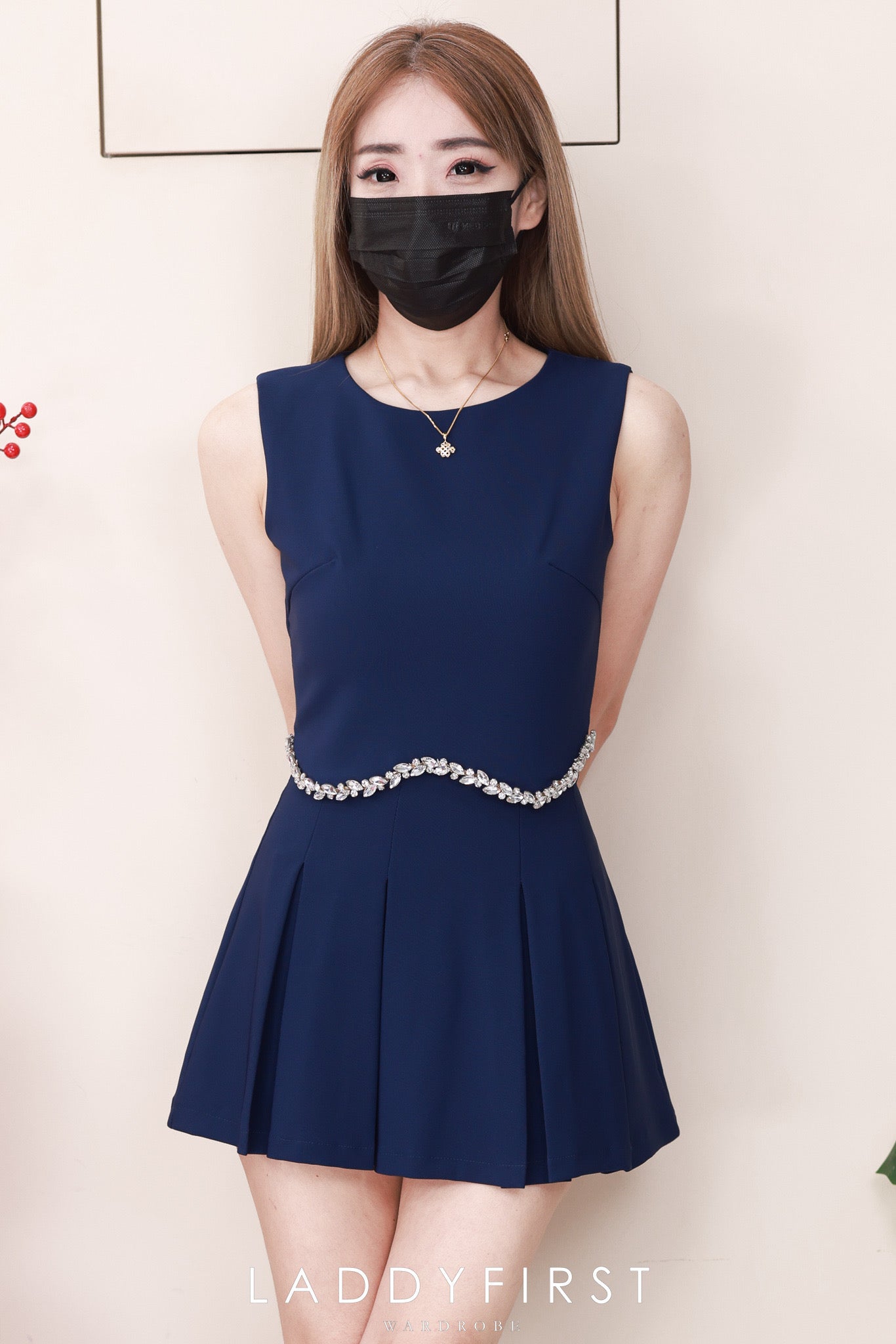 【SS3515】【LFW独家小圆饼】高品质两件式减龄时尚西装套装 拼接精致水钻无袖西装上衣➕学院风西装高腰百褶裙子，内层有里布短裤 ❤️❤️