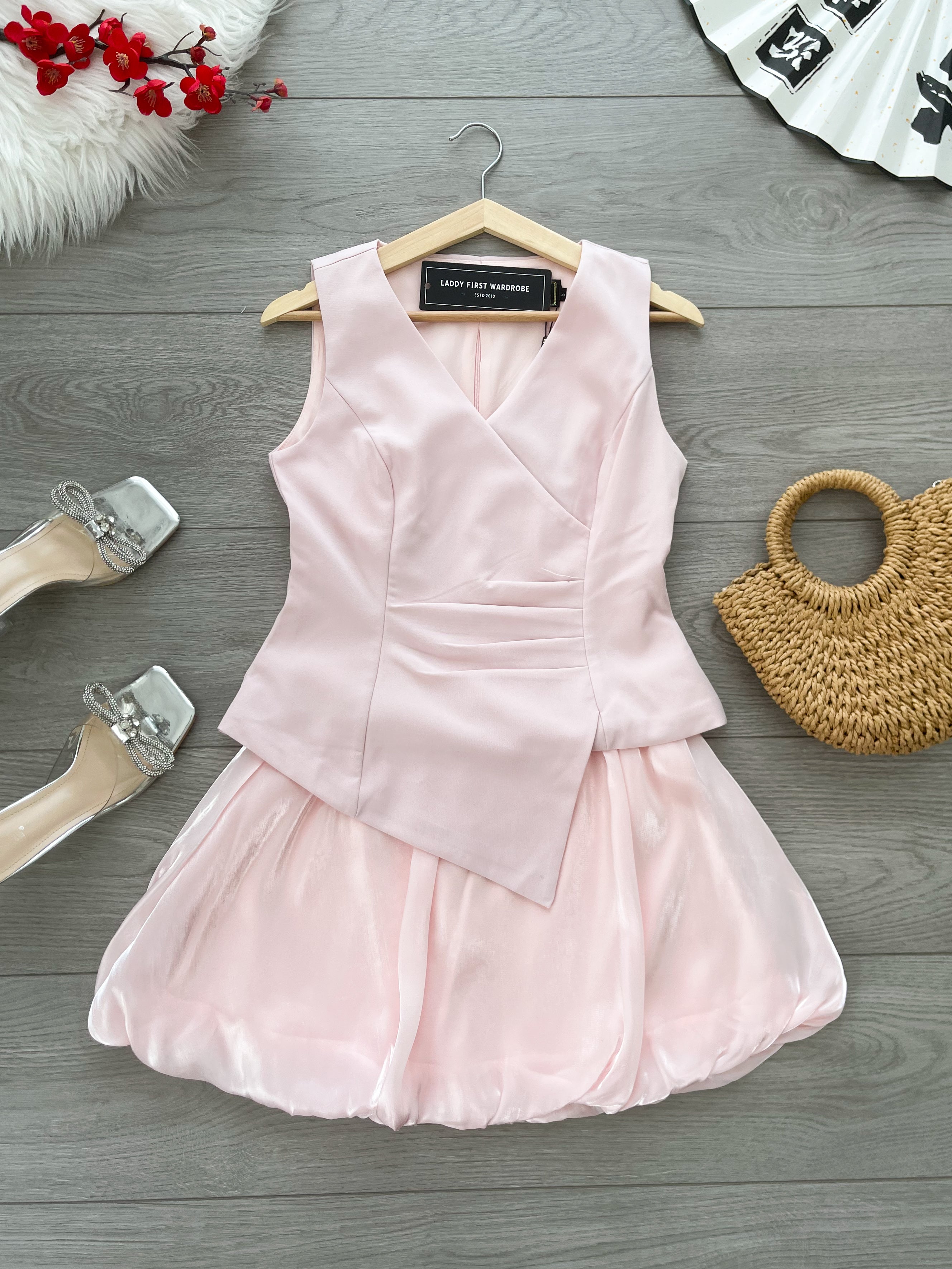 【SS17234】高品质两件式韩式西装拼接花苞裙子套装 不规则西装无袖上衣➕星光纱面花苞裙子，内层有里布短裤 ❤️❤️