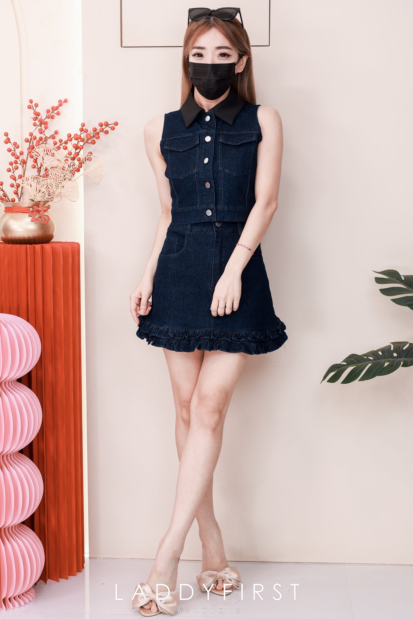 【SS520267】高品质质两件式COTTON JEANS牛仔时尚套装 翻领无袖牛仔上衣➕木耳下摆设计牛仔高腰裙子，内层有里布短裤 ❤️❤️