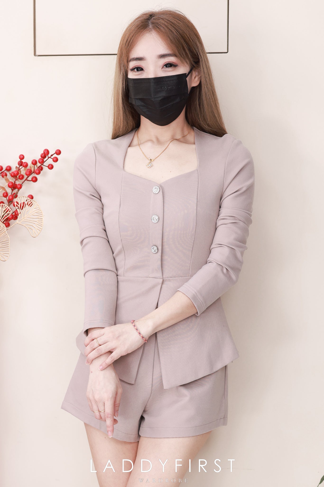 【SS3525】【LFW独家小圆饼】高品质两件式高端气质感罗马时装套装 罗马衣裙版长袖上衣➕罗马高腰百搭短裤，有口袋 ❤️❤️