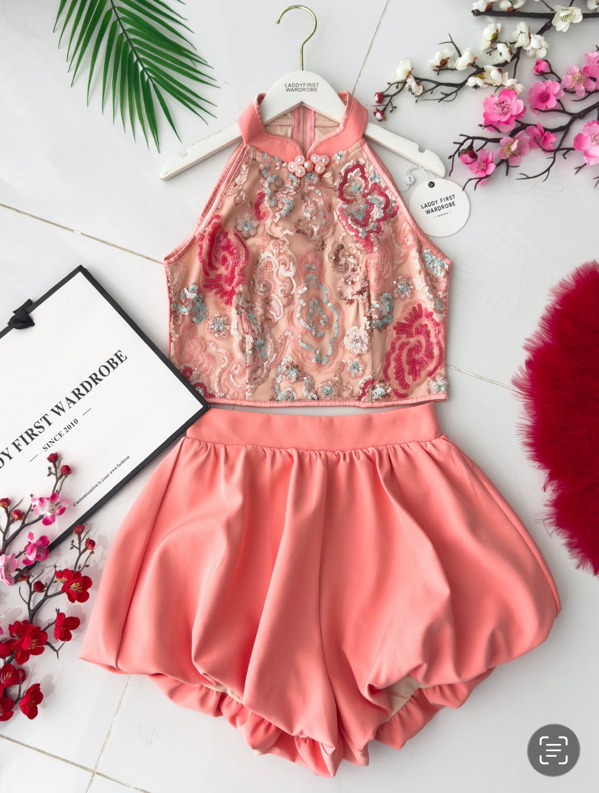 【SS8238791】【LFW独家小圆饼】高品质两件式高端大气国风新中式旗袍套装 无袖CUT IN 网纱刺绣亮片上衣➕西装花苞高腰短裤 ❤️❤️