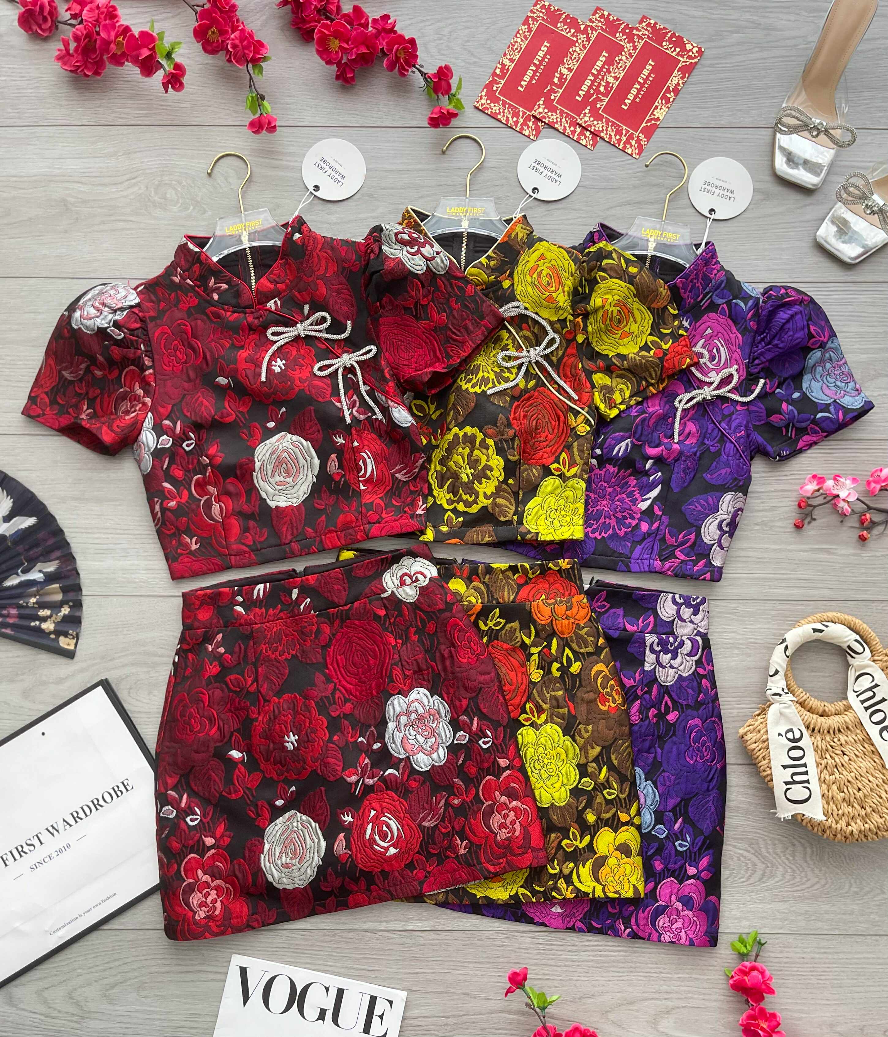 【SS8235301】【LFW独家小圆饼】高品质两件式高端气质精致水钻蝴蝶结点缀绣花提花旗袍套装 立领短袖提花旗袍上衣➕A字提花高腰裙子 ❤️❤️