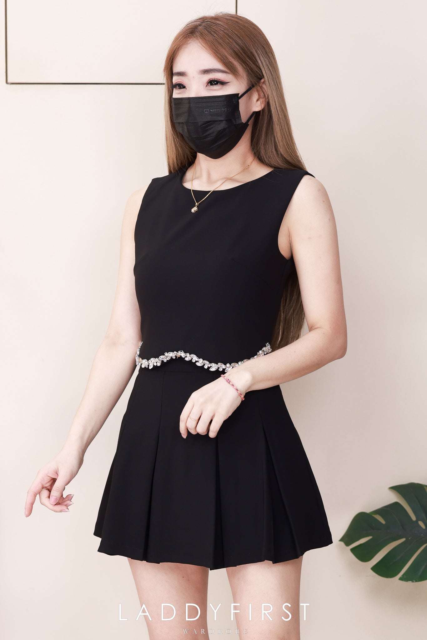 【SS3515】【LFW独家小圆饼】高品质两件式减龄时尚西装套装 拼接精致水钻无袖西装上衣➕学院风西装高腰百褶裙子，内层有里布短裤 ❤️❤️