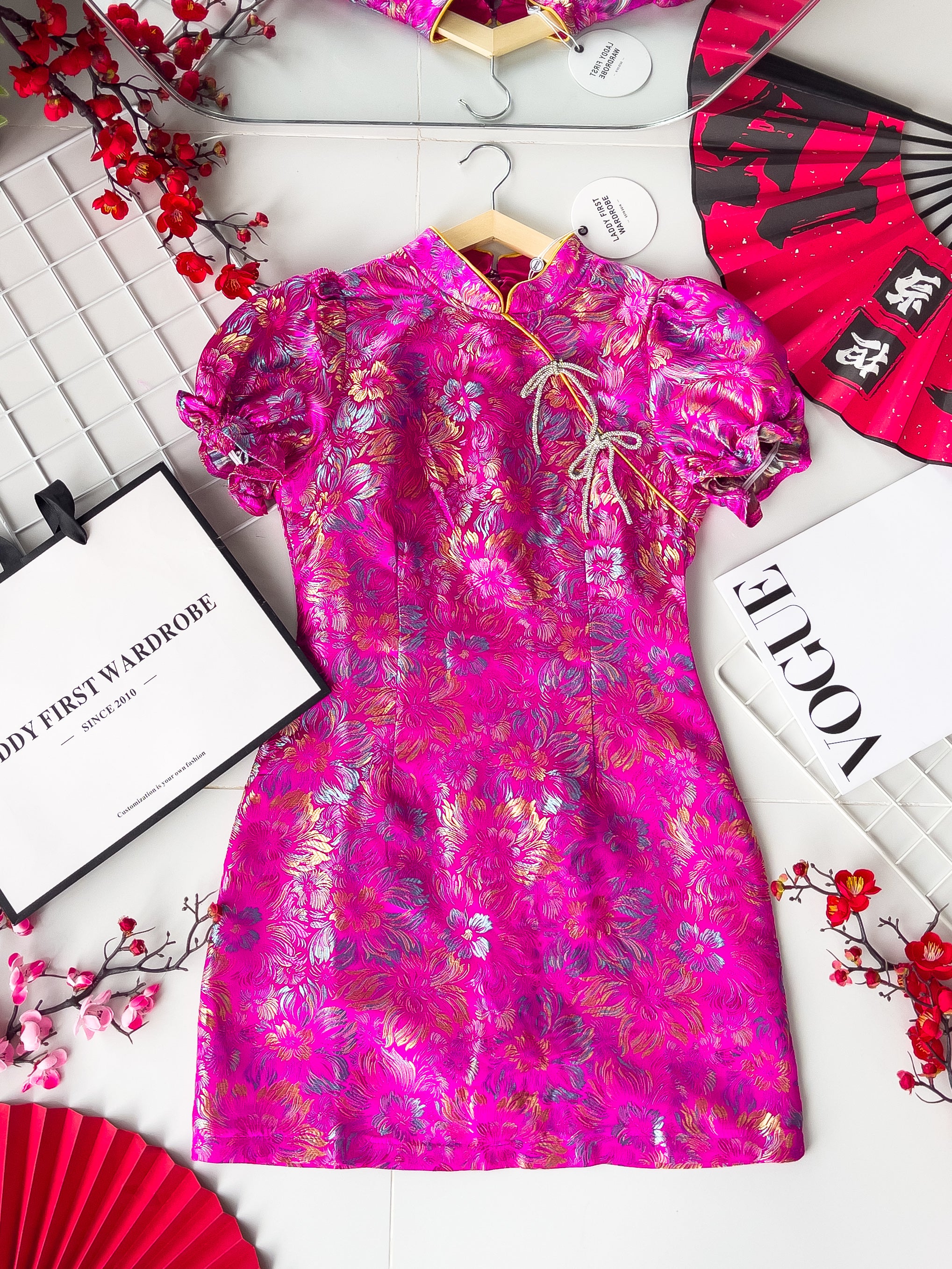 【D8235271】独家爆款优雅气质国风立领泡泡袖显腰身提花旗袍连身裙子，搭配精致蝴蝶结水钻针扣点缀【B-R3-C4】