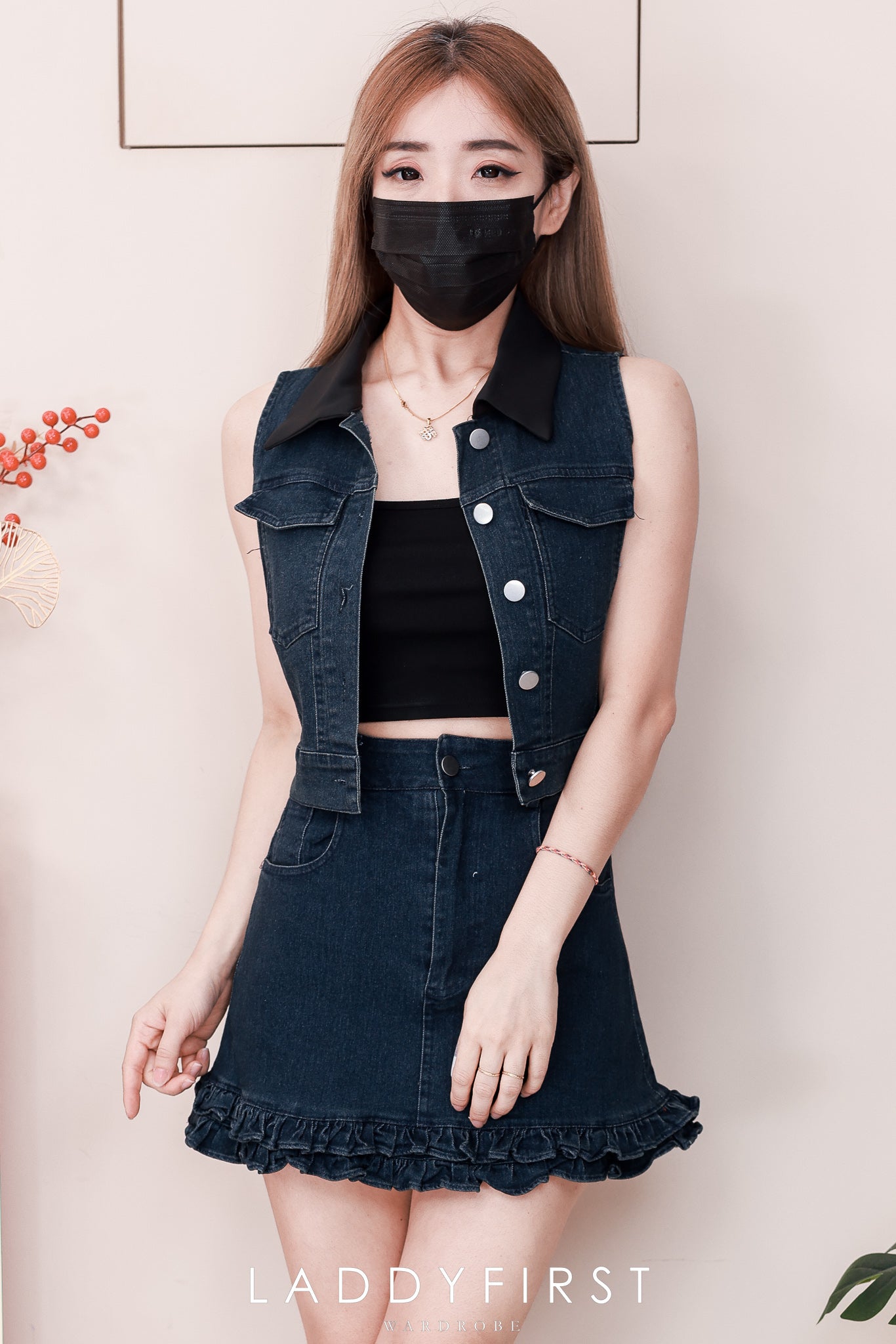 【SS520267】高品质质两件式COTTON JEANS牛仔时尚套装 翻领无袖牛仔上衣➕木耳下摆设计牛仔高腰裙子，内层有里布短裤 ❤️❤️