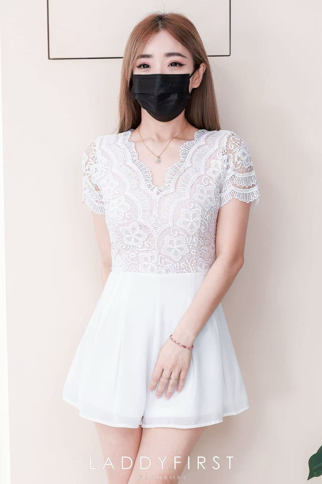 【D8229621】【LFW独家小圆饼】高品质V领水溶蕾丝拼接雪纺连身短裤，内层有里布短裤 ❤️❤️