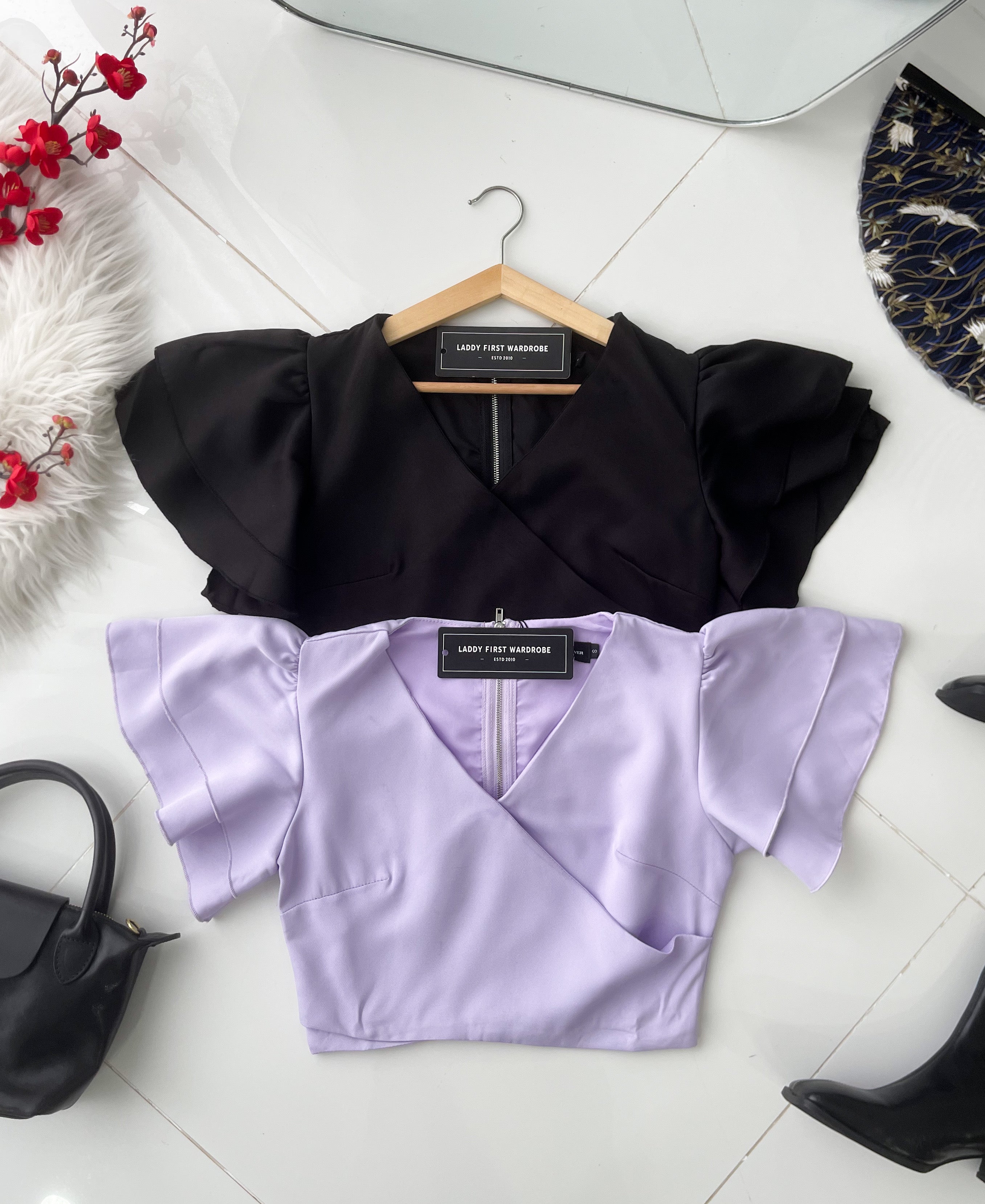 【T520214】高品质交叉V领荷叶袖温柔风时尚上衣 ❤❤