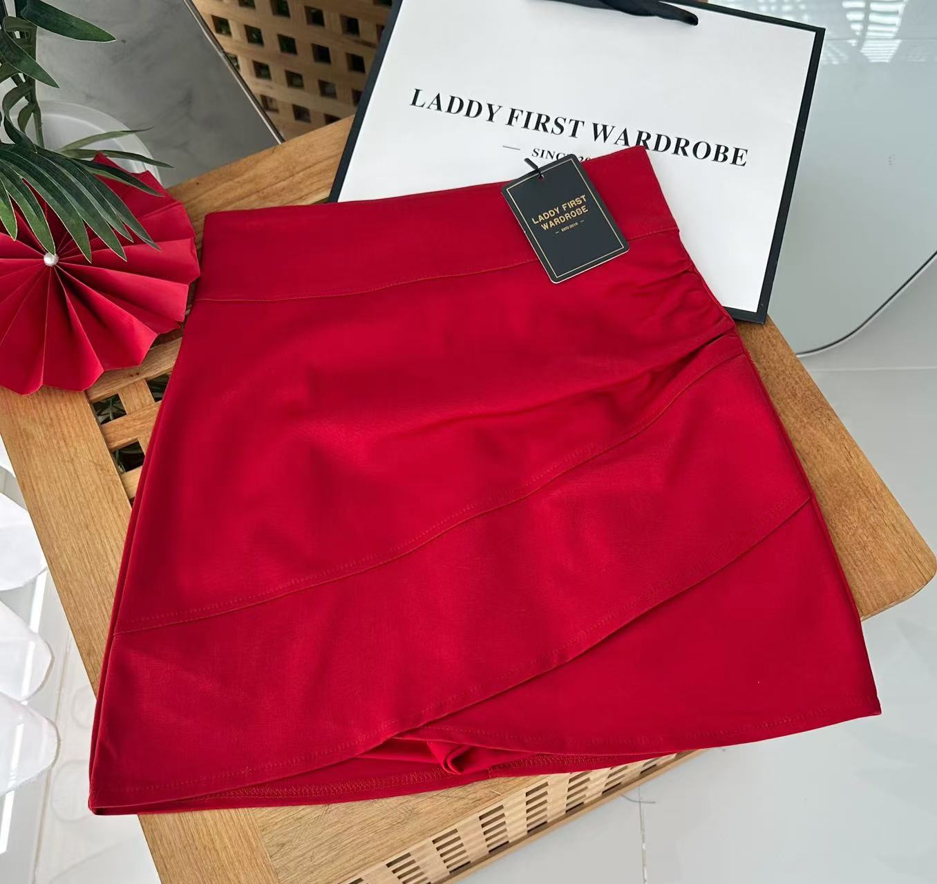 【S7112】LFW独家爆款 高品质不规则皱褶修腰显瘦西装高腰百搭裙子，前后裙子内有里布裤子 ❤️❤️