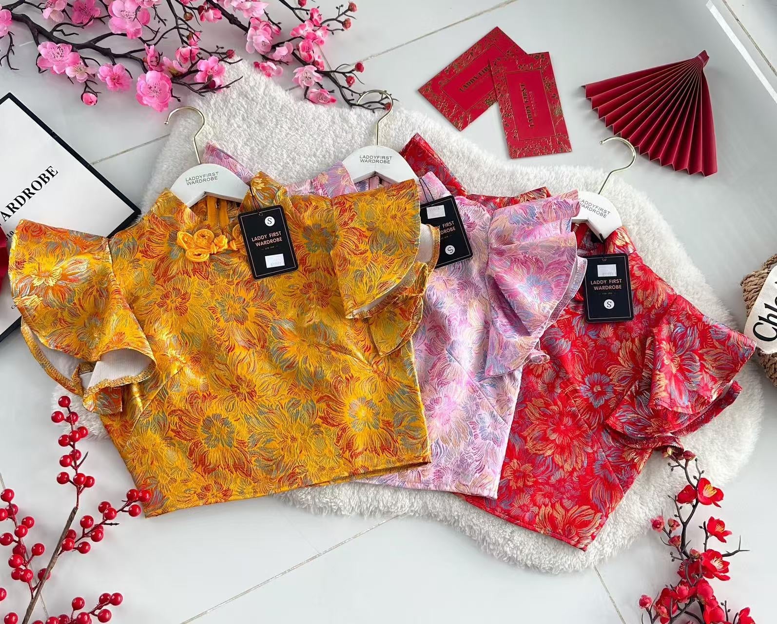 【SS8235511】【网站福利款✨】独家爆款高品质两件式减龄洋气时尚新中式国风提花旗袍套装 盘扣荷叶袖提花上衣➕提花高腰短裤 ❤️❤️