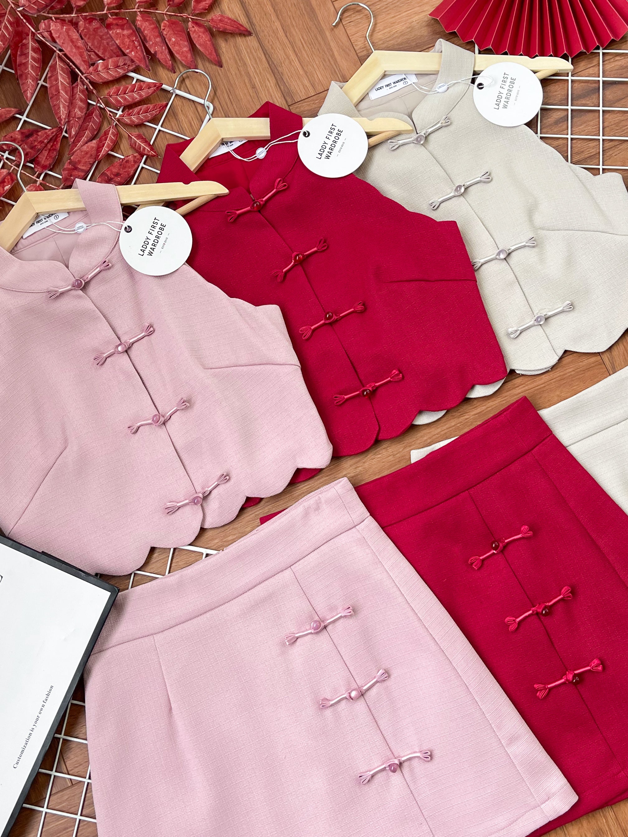 【SS3489】【LFW独家小圆饼】高品质两件式女神款小香风旗袍时尚套装 盘扣CUT IN旗袍上衣➕盘扣小香风高腰裙子，内层有里布短裤 ❤️❤️