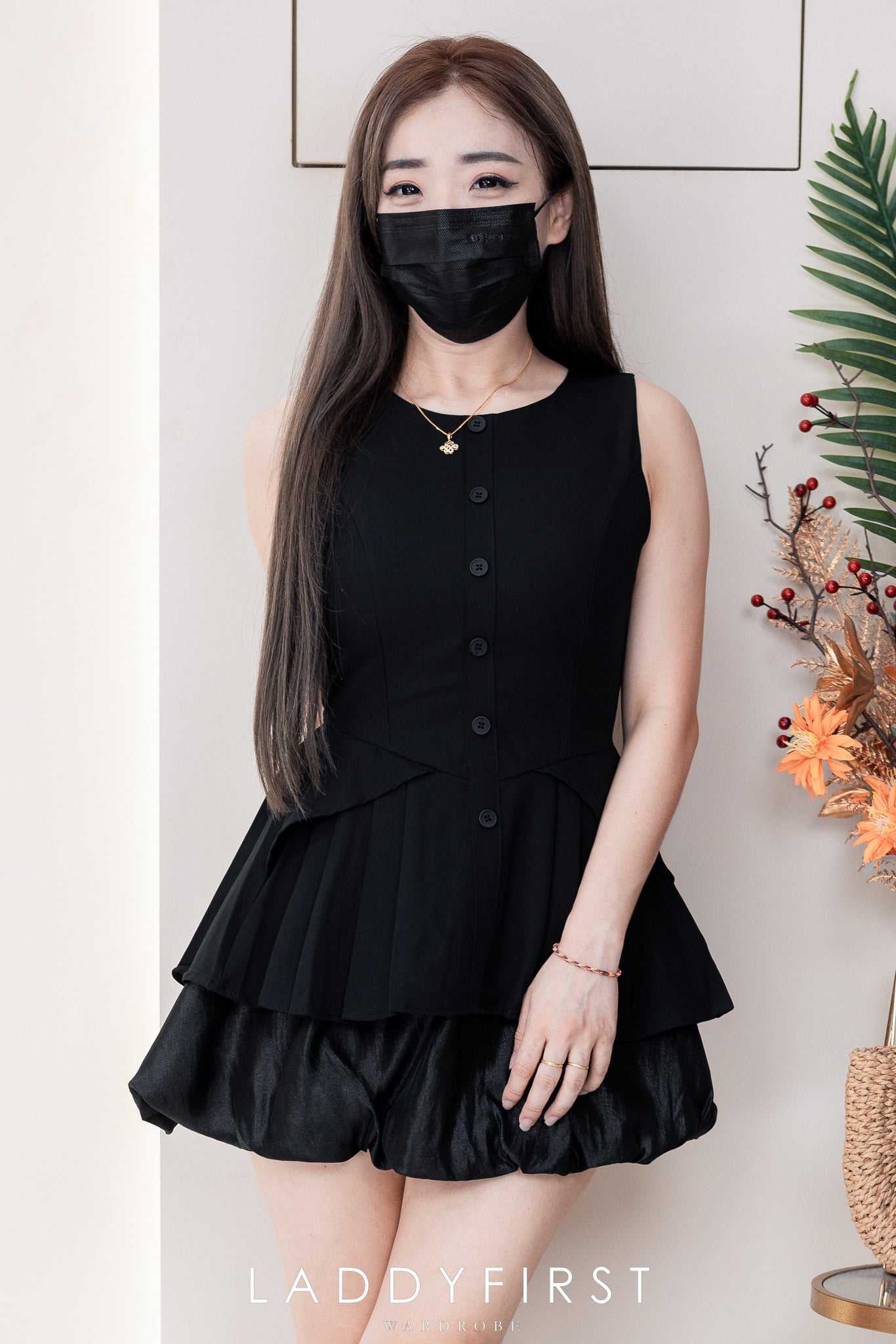 【SS21727 / 37340-1】高品质两件式韩式轻奢风马甲式时尚套装 收腰马甲式裙子设计上衣➕流光花苞裙子，内层有里布短裤 ❤️❤️