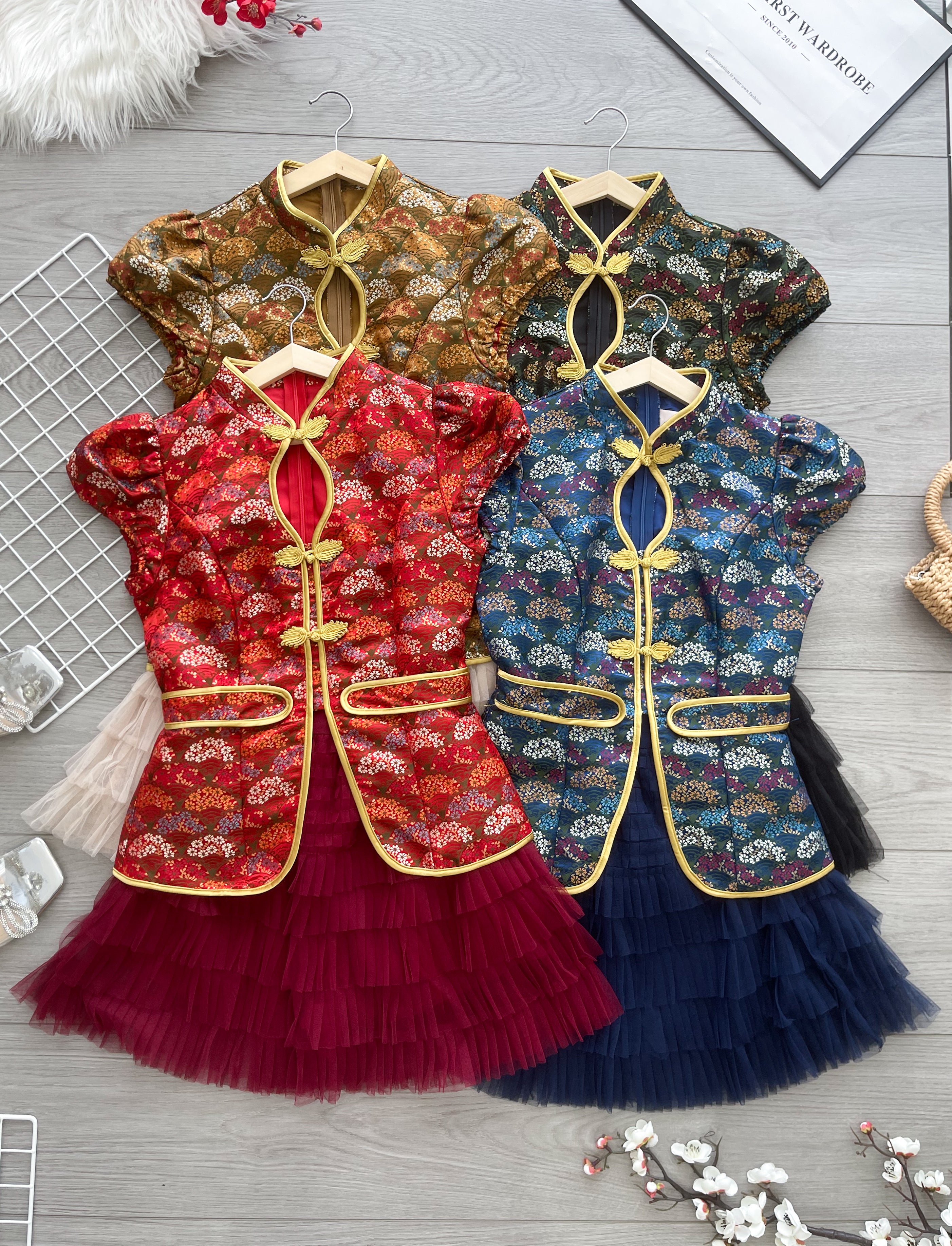 【SS110847】高品质两件式特别设计感提花拼接网纱旗袍套装 泡泡袖提花旗袍上衣➕层次网纱蛋糕裙子，内层有里布短裤 ❤️❤️