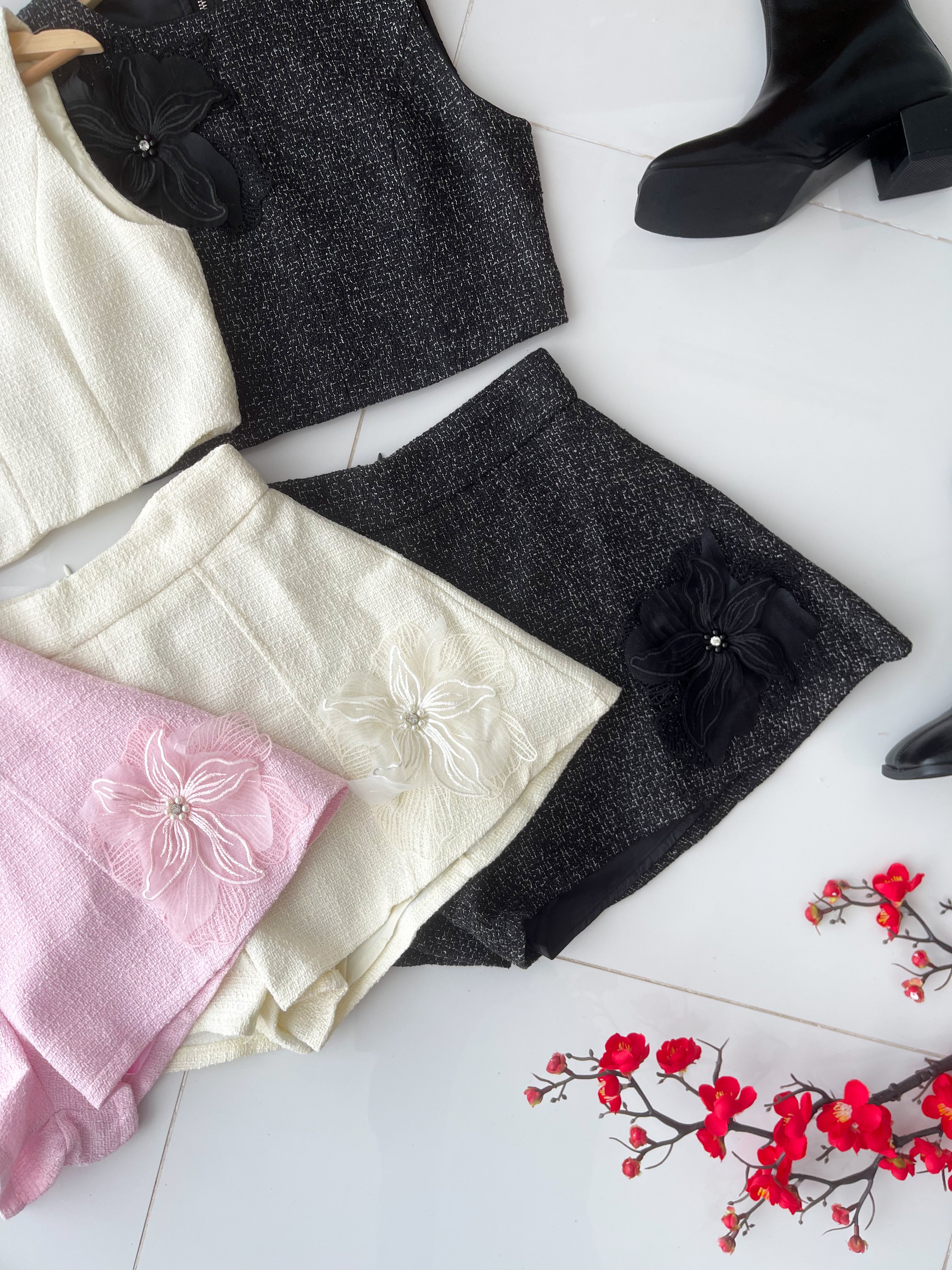 【SS25129】【补厂家现货⚡⚡】高品质两件式高端气质感小香风套装 小香风无袖上衣➕宽腿阔脚小香风高腰短裤 ❤️❤️