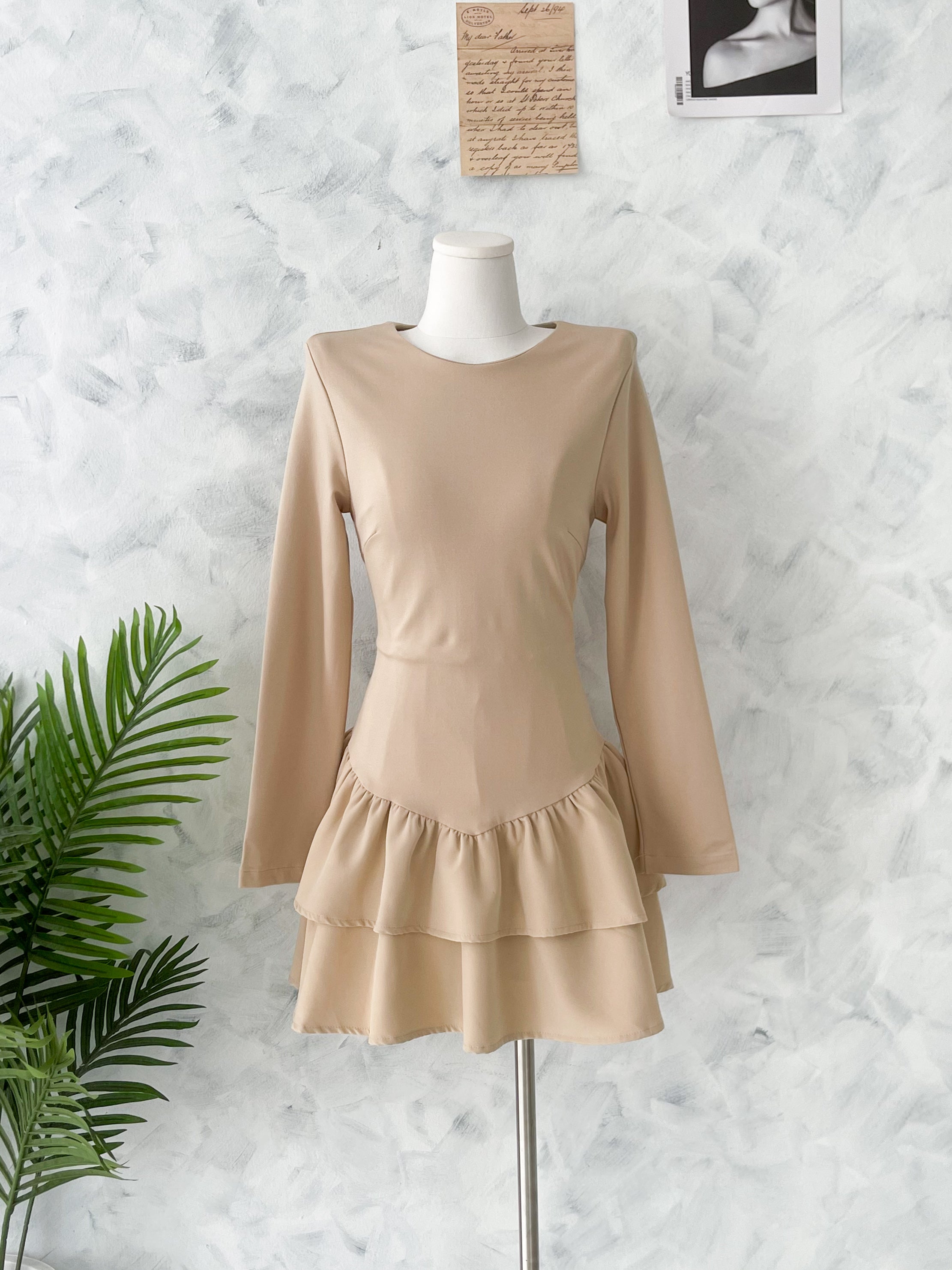 【D520232】高品质韩式女神款罗马长袖弹力上衣拼接荷叶蛋糕连身裙子，内层有里布短裤 ❤❤【B-RU】