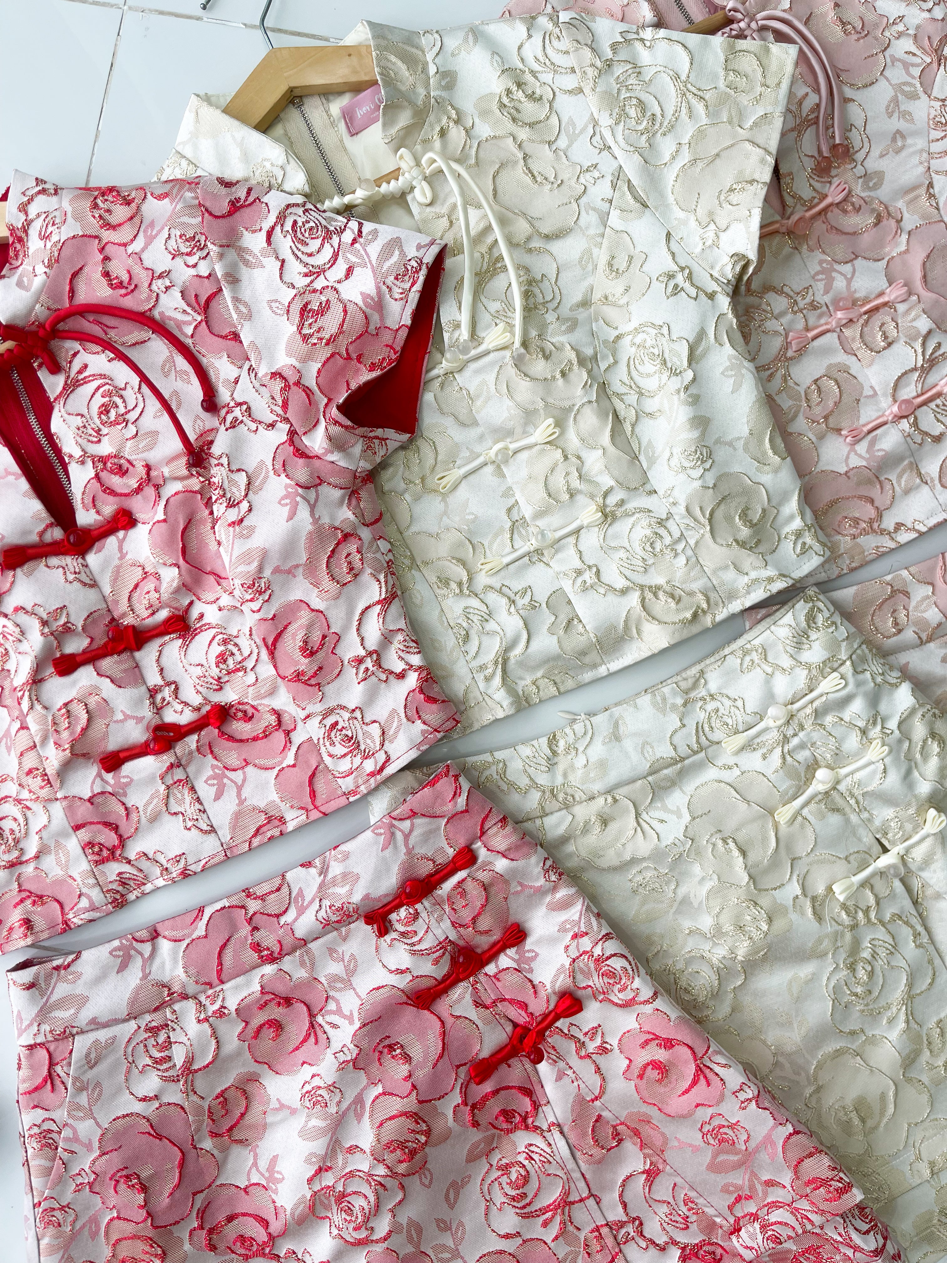 【SS6875】高品质两件式高档气质花开富贵新中式提花旗袍套装 短袖提花旗袍上衣➕提花旗袍高腰裙子，内层有里布短裤 ❤️❤️【A-R1-C4】