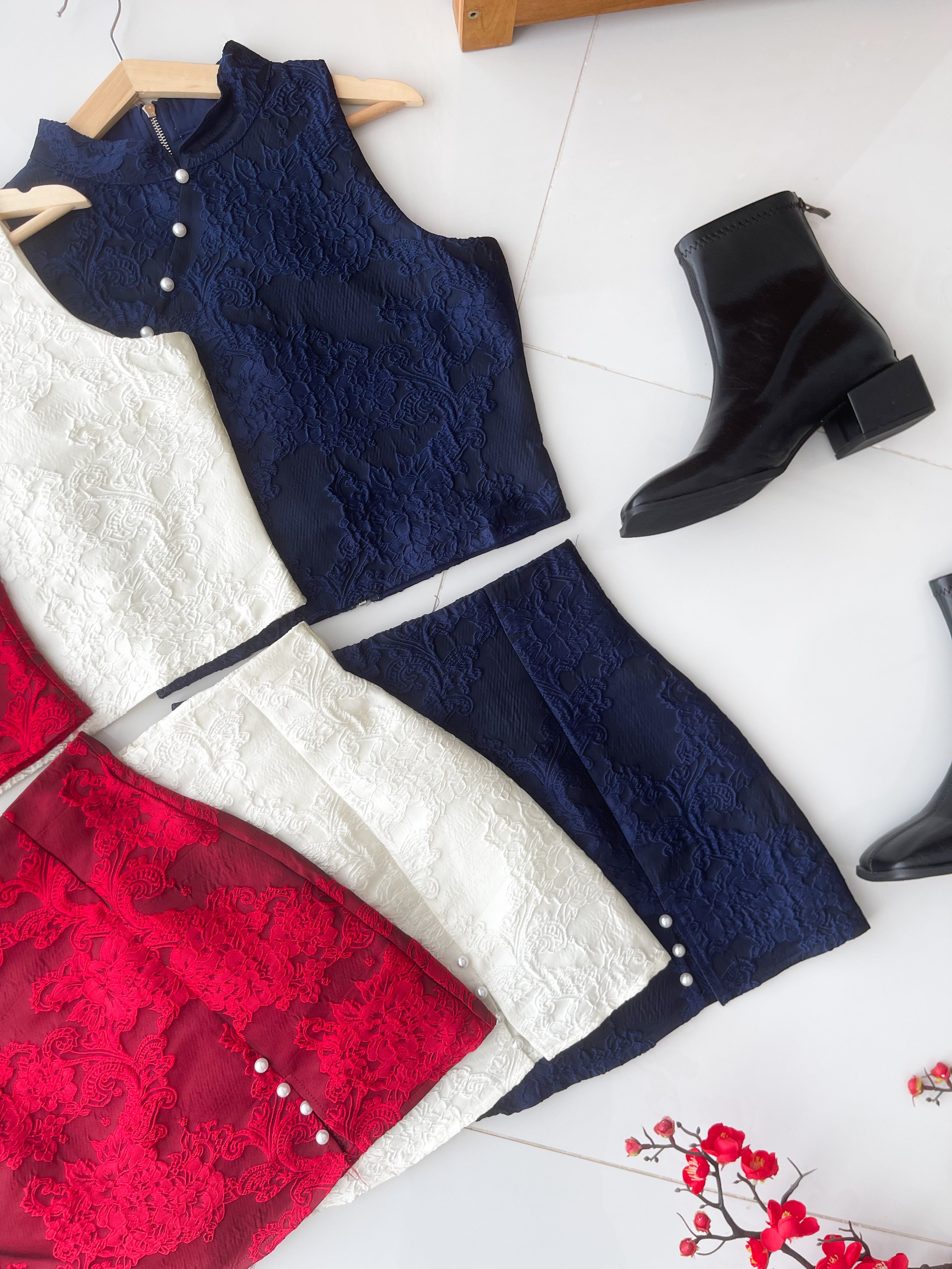 【SS2825】高品质两件式高级感提花旗袍套装 提花拼接珍珠设计旗袍上衣➕提花高腰裙子，内层有里布短裤，有口袋 ❤️❤️