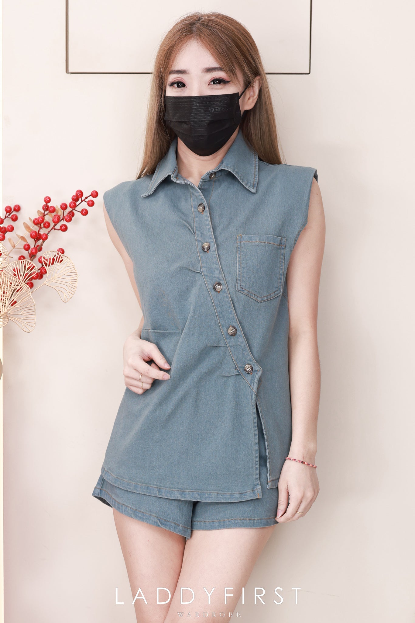 【SS21823 / 16972】高品质两件式夏日减龄洋气牛仔套装 翻领宽松版牛仔上衣➕牛仔高腰百搭短裤，有口袋 ❤️❤️