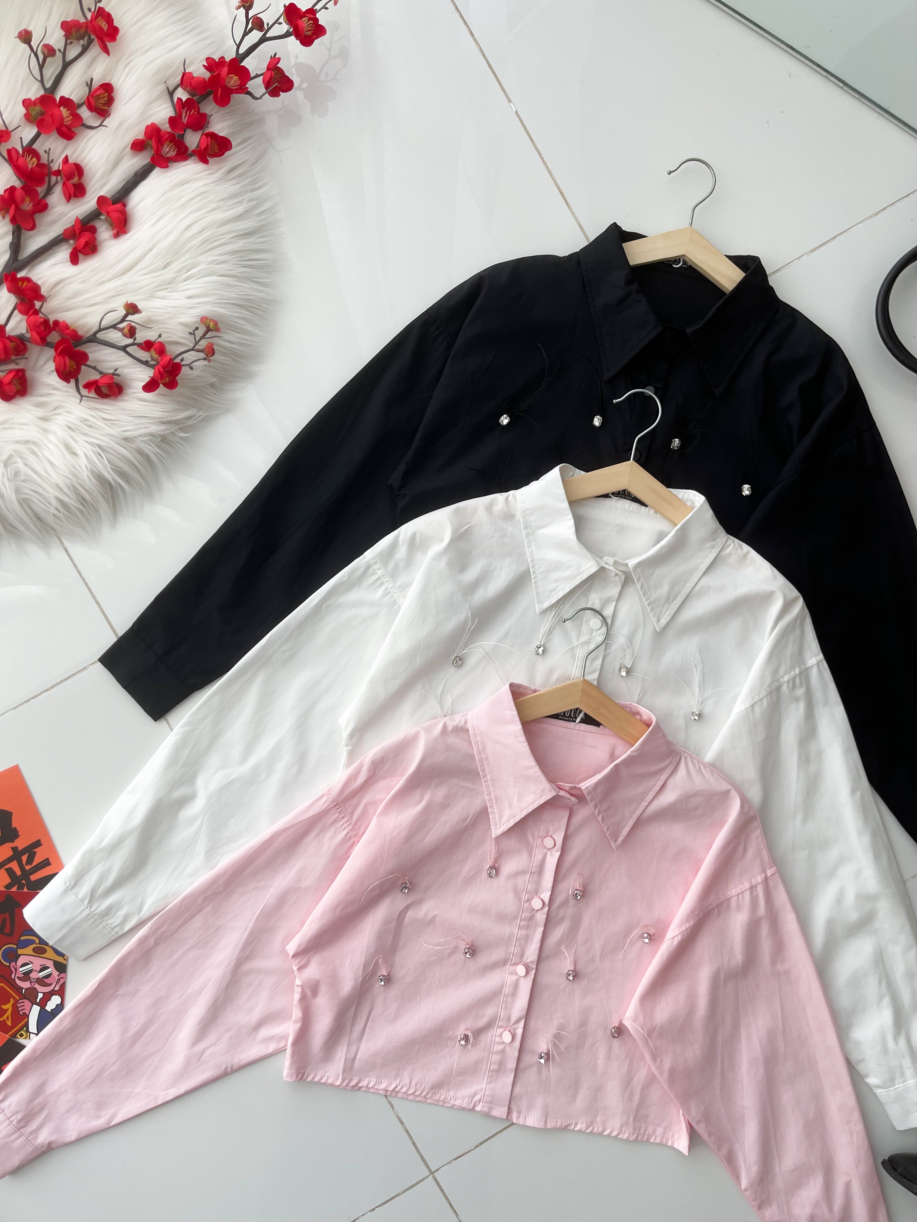 【T25268】高品质精致羽毛点缀拼接长袖衬衫短版上衣 ❤❤