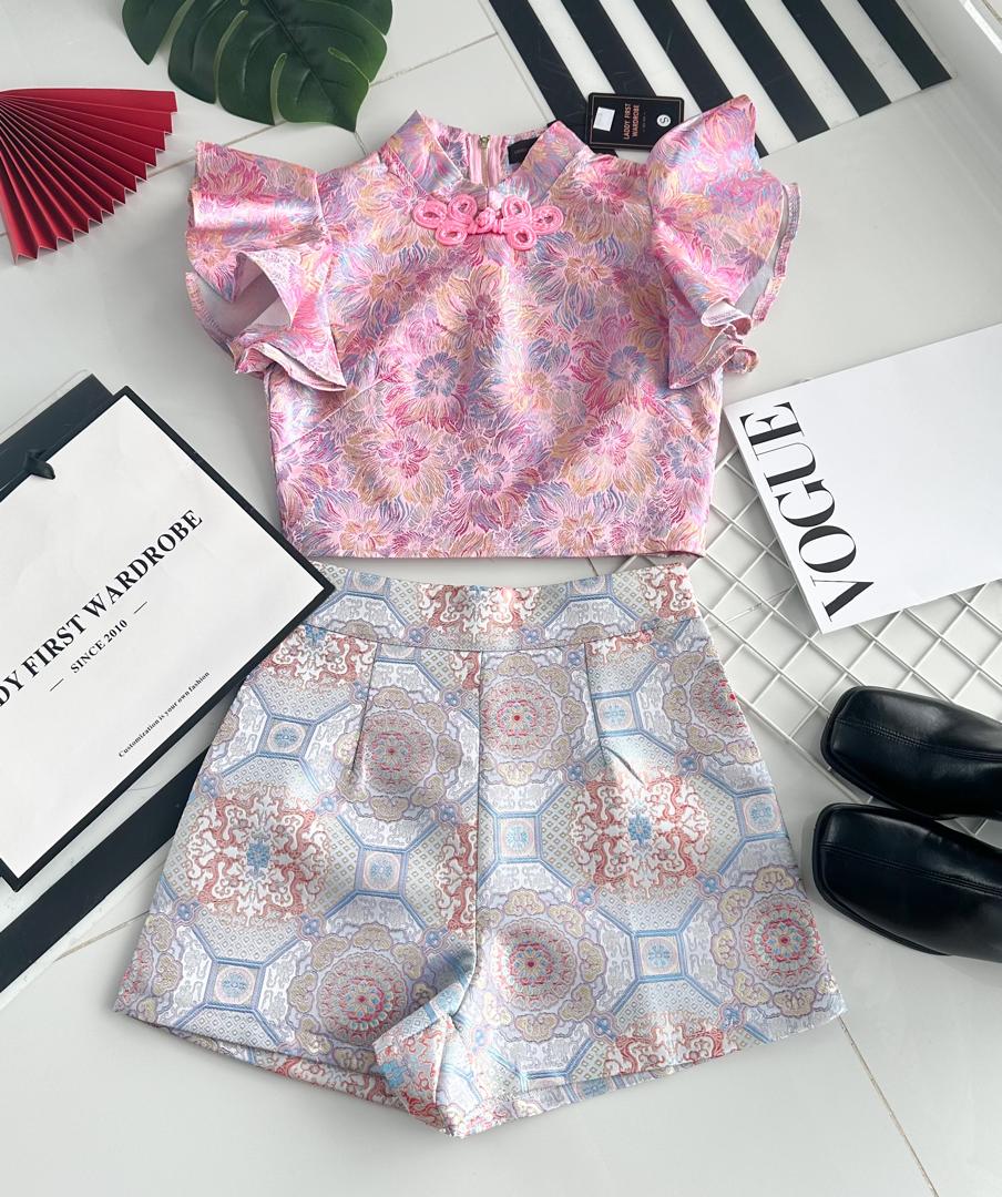 【SS8235511】【网站福利款✨】独家爆款高品质两件式减龄洋气时尚新中式国风提花旗袍套装 盘扣荷叶袖提花上衣➕提花高腰短裤 ❤️❤️