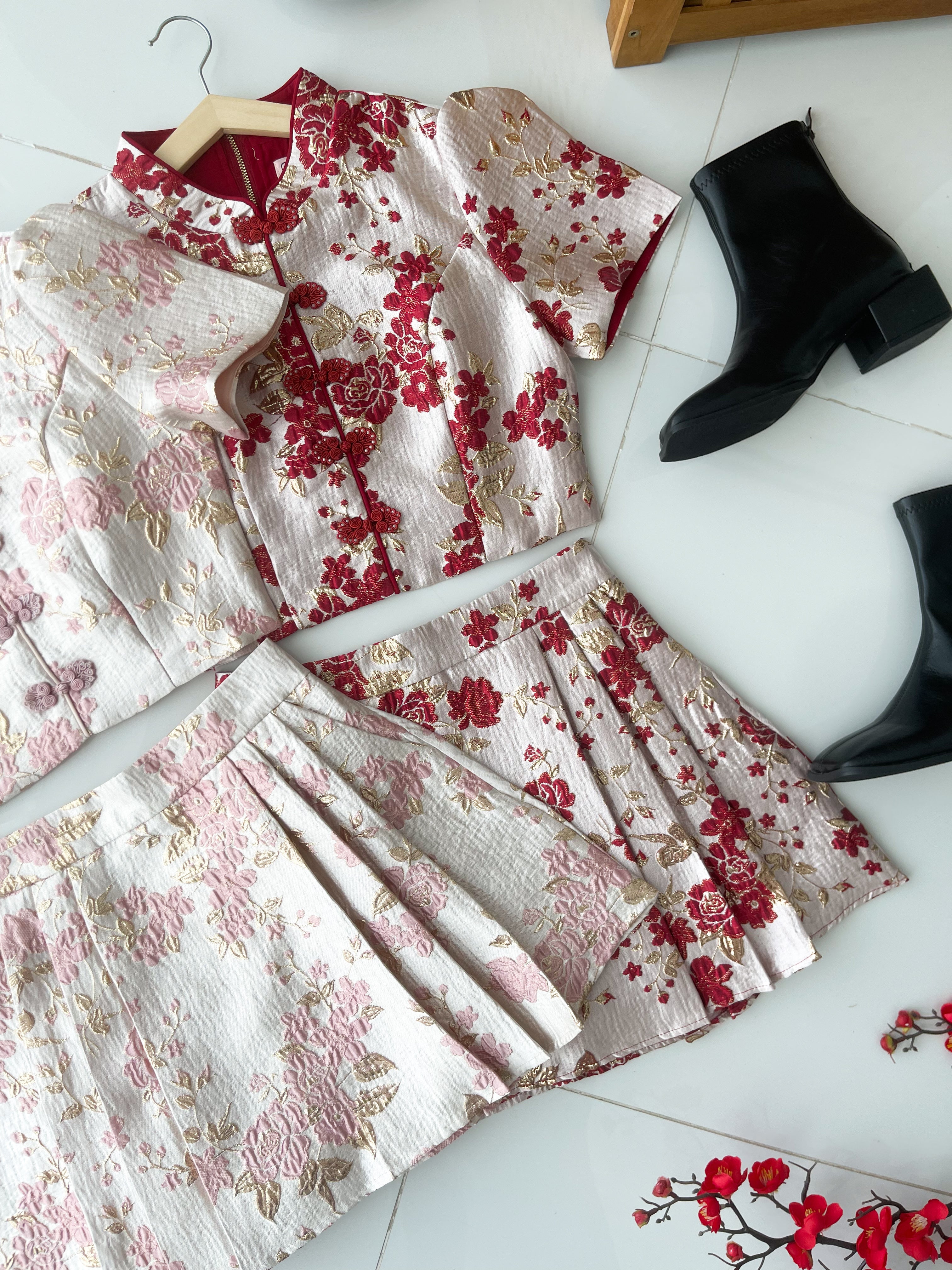 【SS21843 / 37077】高品质两件式浮雕提花旗袍套装 泡泡袖提花旗袍上衣➕提花百褶高腰裙子，内层有里布短裤，有口袋 ❤️❤️