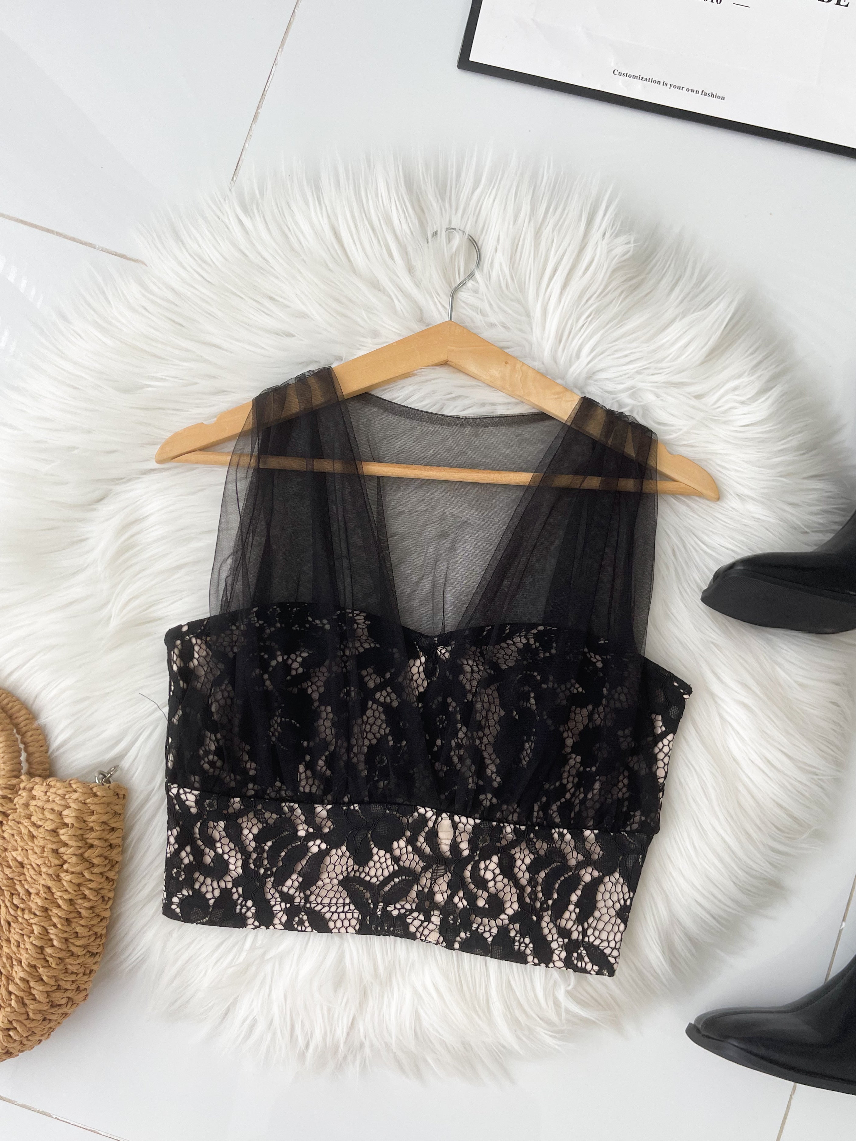 【T8239401】高品质水溶蕾丝拼接网纱无袖短版上衣 ❤❤