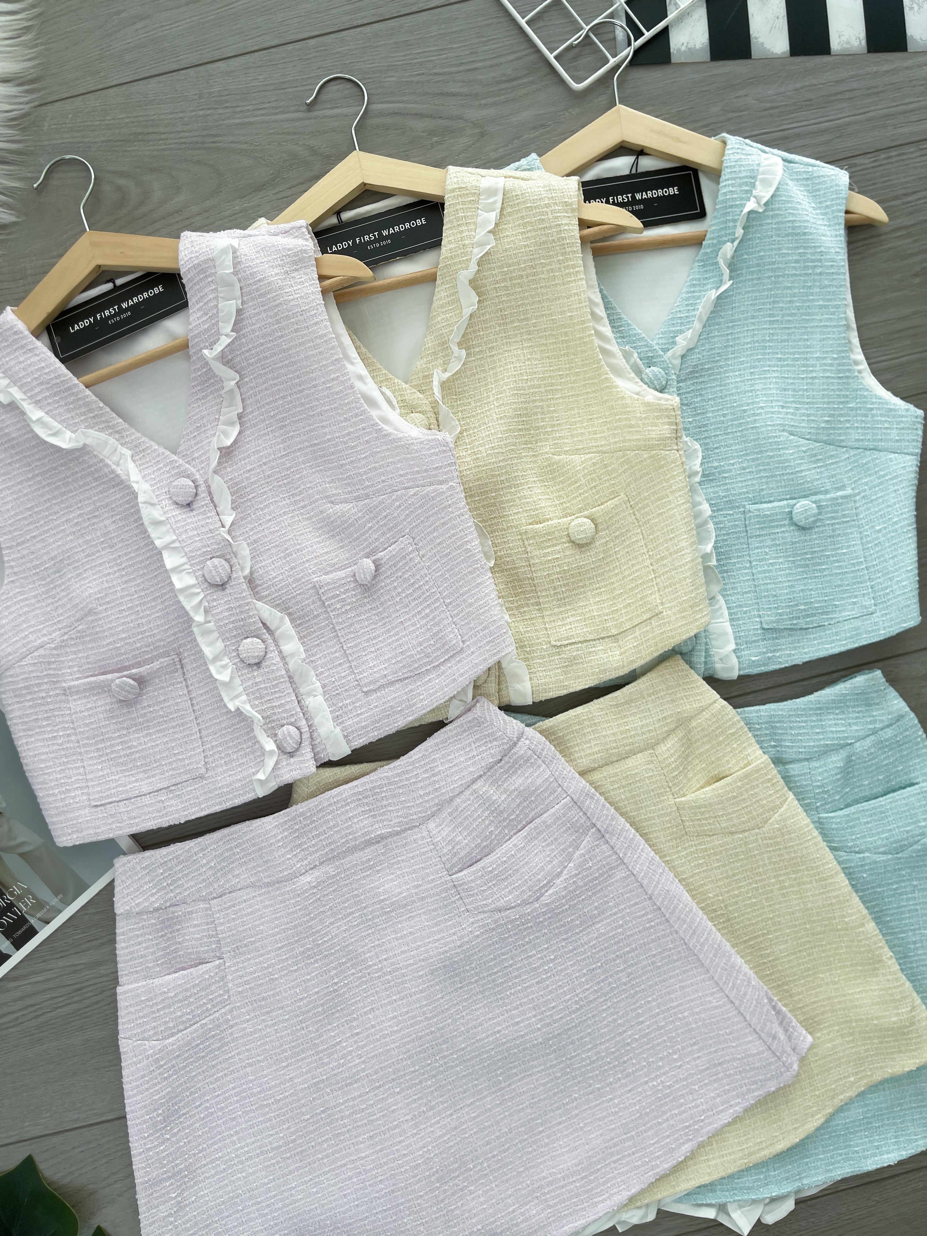 【SS520076】【补厂家现货⚡⚡】高品质两件式气质洋气小香风时尚套装 V领木耳边无袖小香风上衣➕A字小香风高腰百搭裙子，有口袋 ❤️❤️