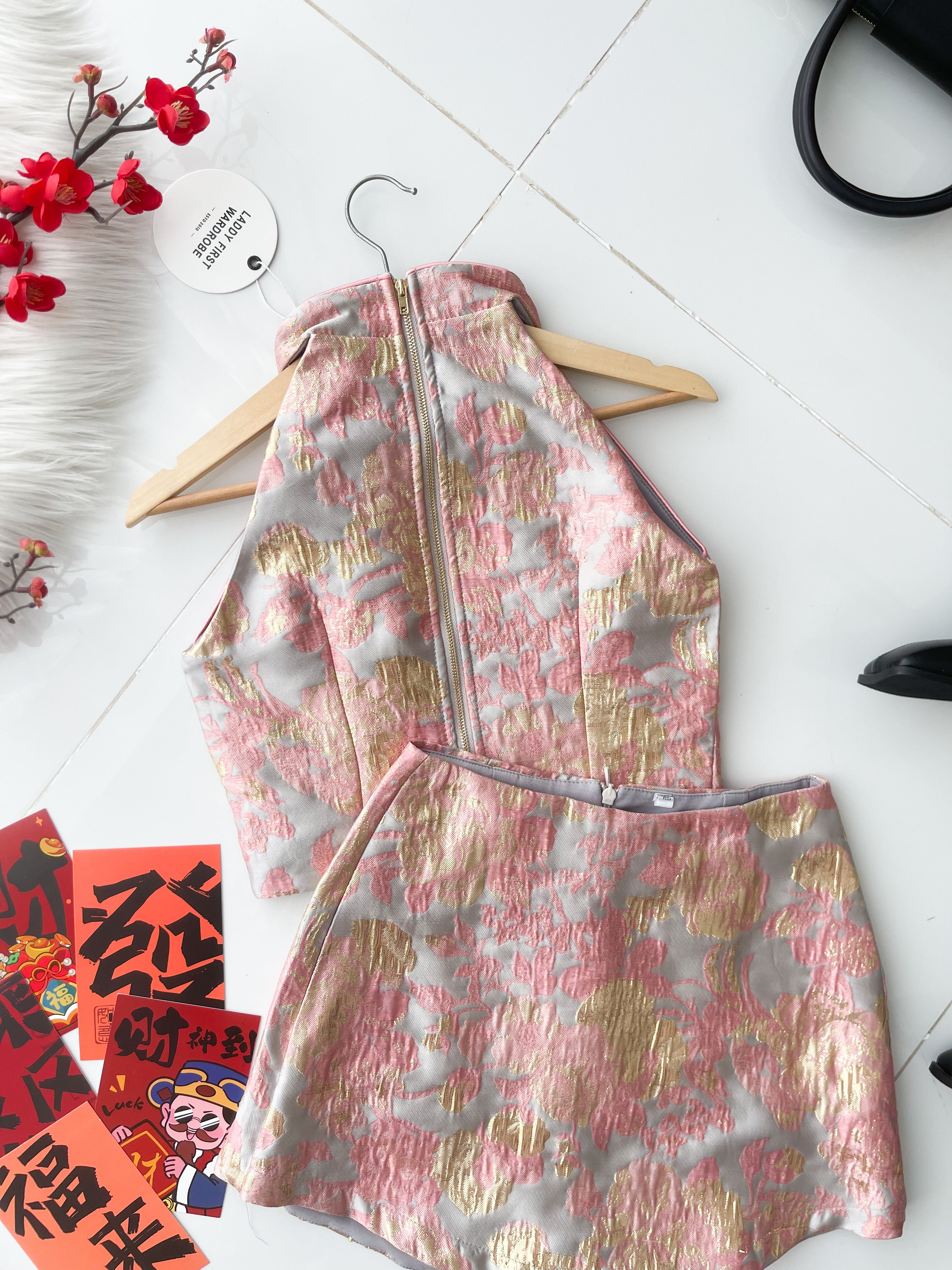 【SS8238802】【LFW独家小圆饼】高品质两件式高端气质金线浮雕提花旗袍套装 CUT IN无袖旗袍上衣➕提花高腰裤裙 ❤️❤️