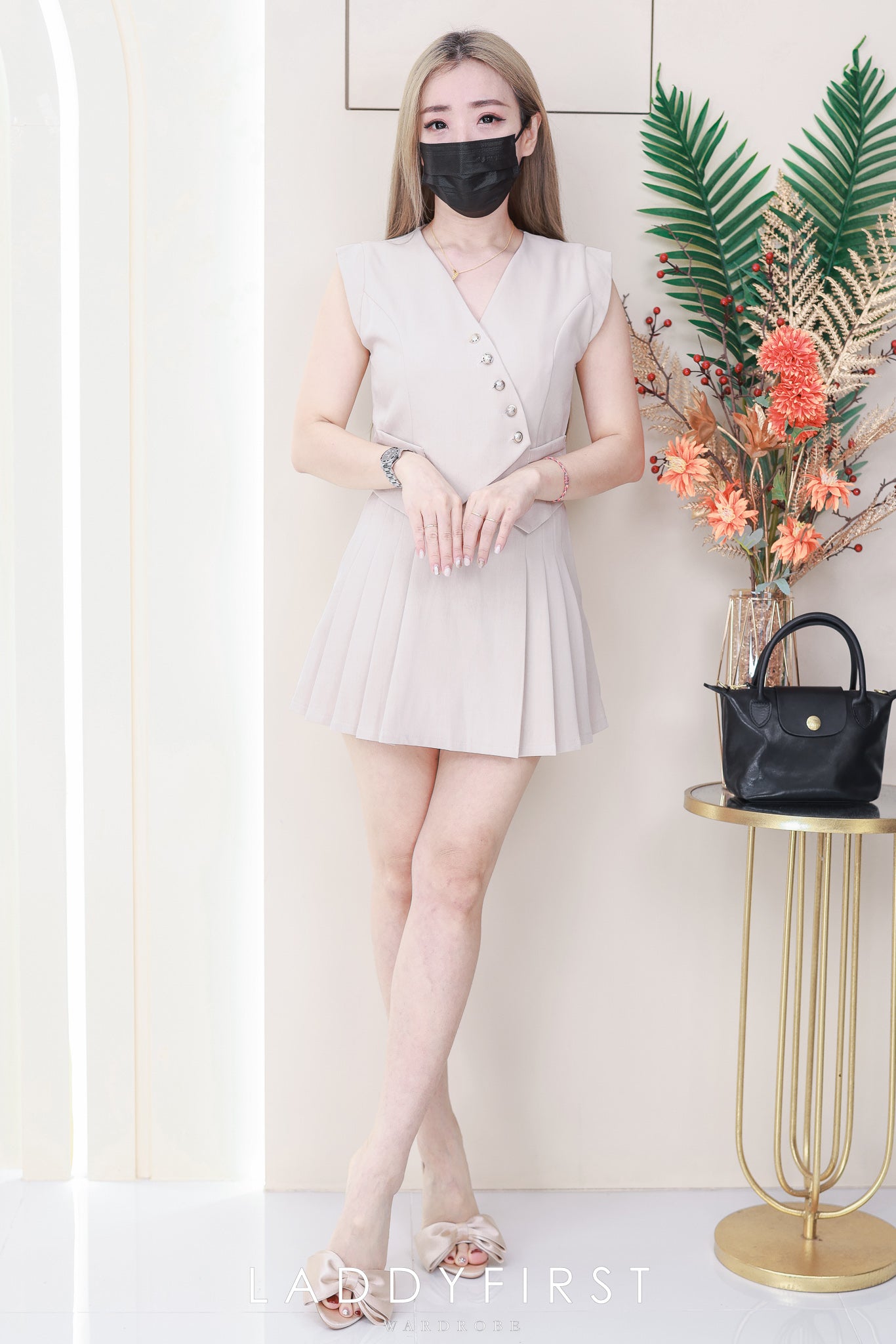 【SS21656 / 16604】高品质两件式韩式马甲式时尚西装套装 V领马甲式西装上衣➕西装百褶高腰裙子 , 两侧有口袋 ❤️❤️
