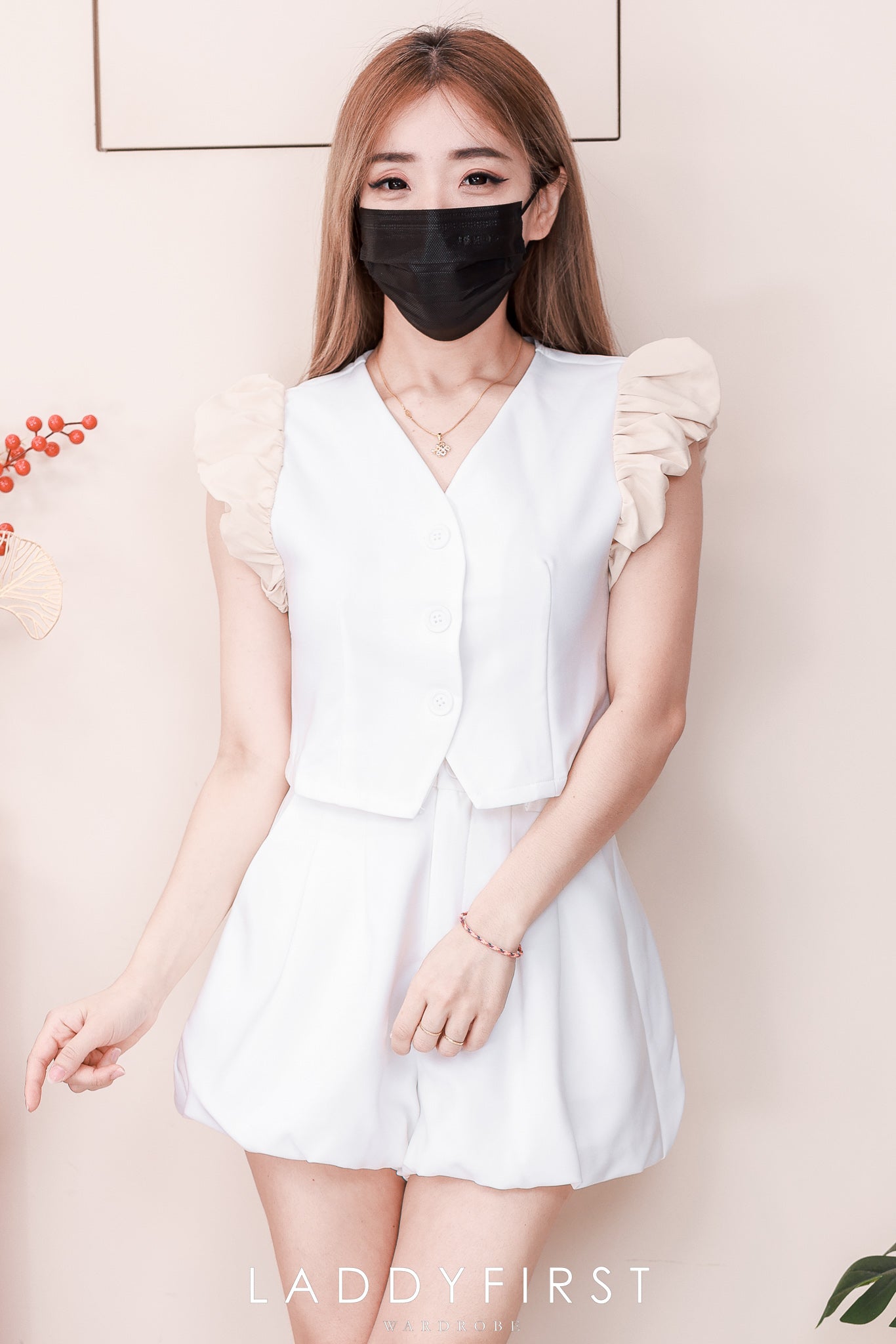 【SS22519】【补厂家现货⚡️⚡️】高品质两件式韩式西装简约时尚套装 V领泡泡袖西装上衣➕花苞西装高腰百搭短裤，有口袋 ❤️❤️