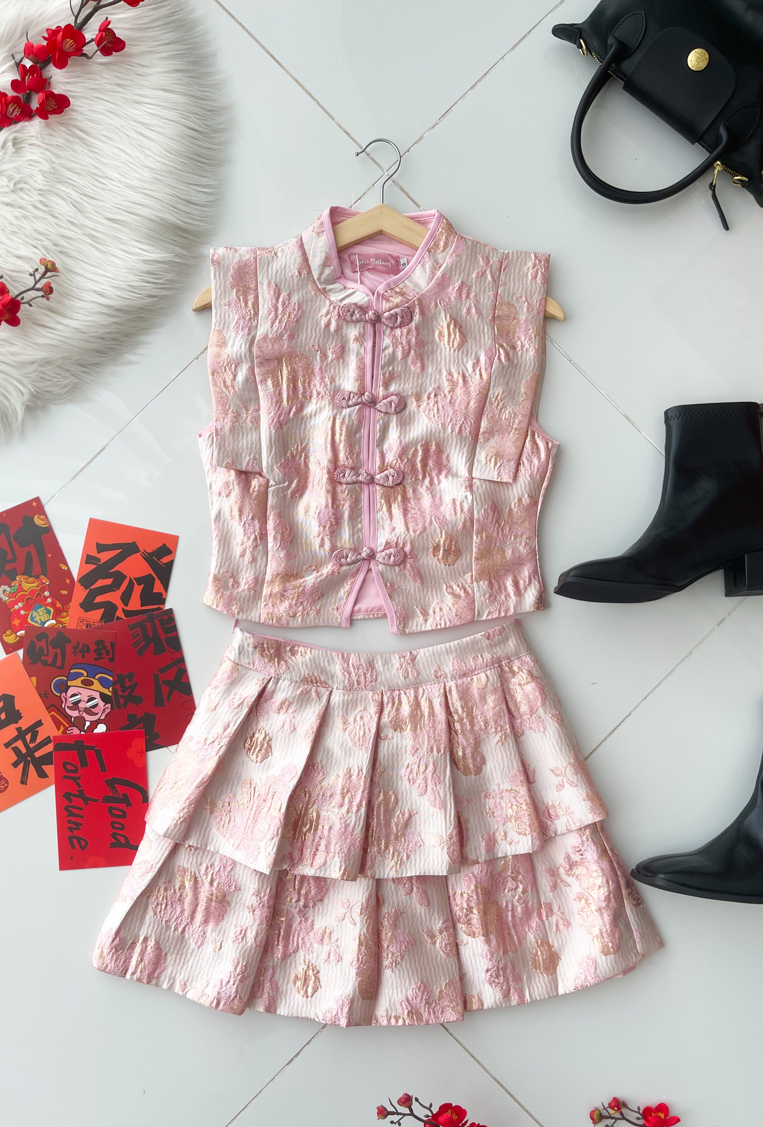 【SS6983】高品质两件式新中式提花旗袍套装 马甲无袖提花旗袍上衣➕提花蛋糕百褶高腰裙子，内层有里布短裤 ❤️❤️