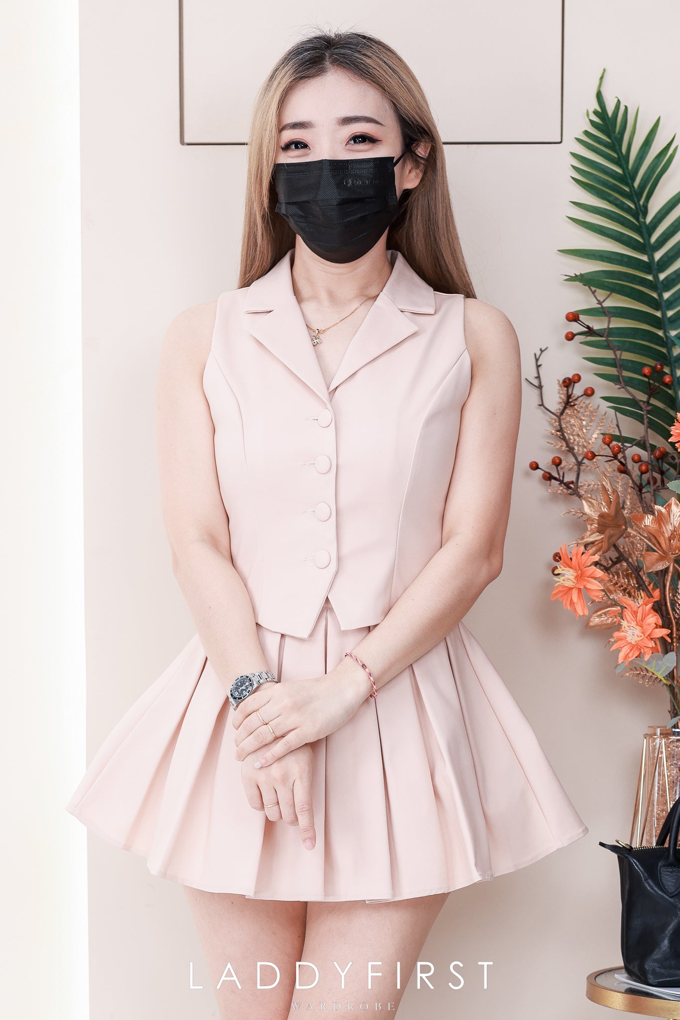 【SS21661 / 37372】高品质两件式韩系减龄马甲式时尚西装套装 V另翻边无袖上衣➕西装百褶高腰裙裙子，内层有里布短裤 ❤️❤️
