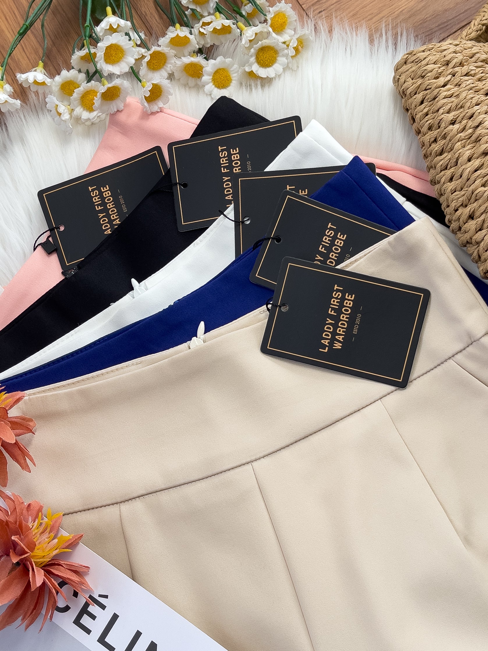 【S3356】 🧧 宠粉福利回馈 🧧 *版型推荐 * LFW独家爆款高品质版型绝美高腰显瘦高腰西装百搭短裤，有口袋 #内层有里布 #百搭必备 🔥🔥 【C-R3-C3】