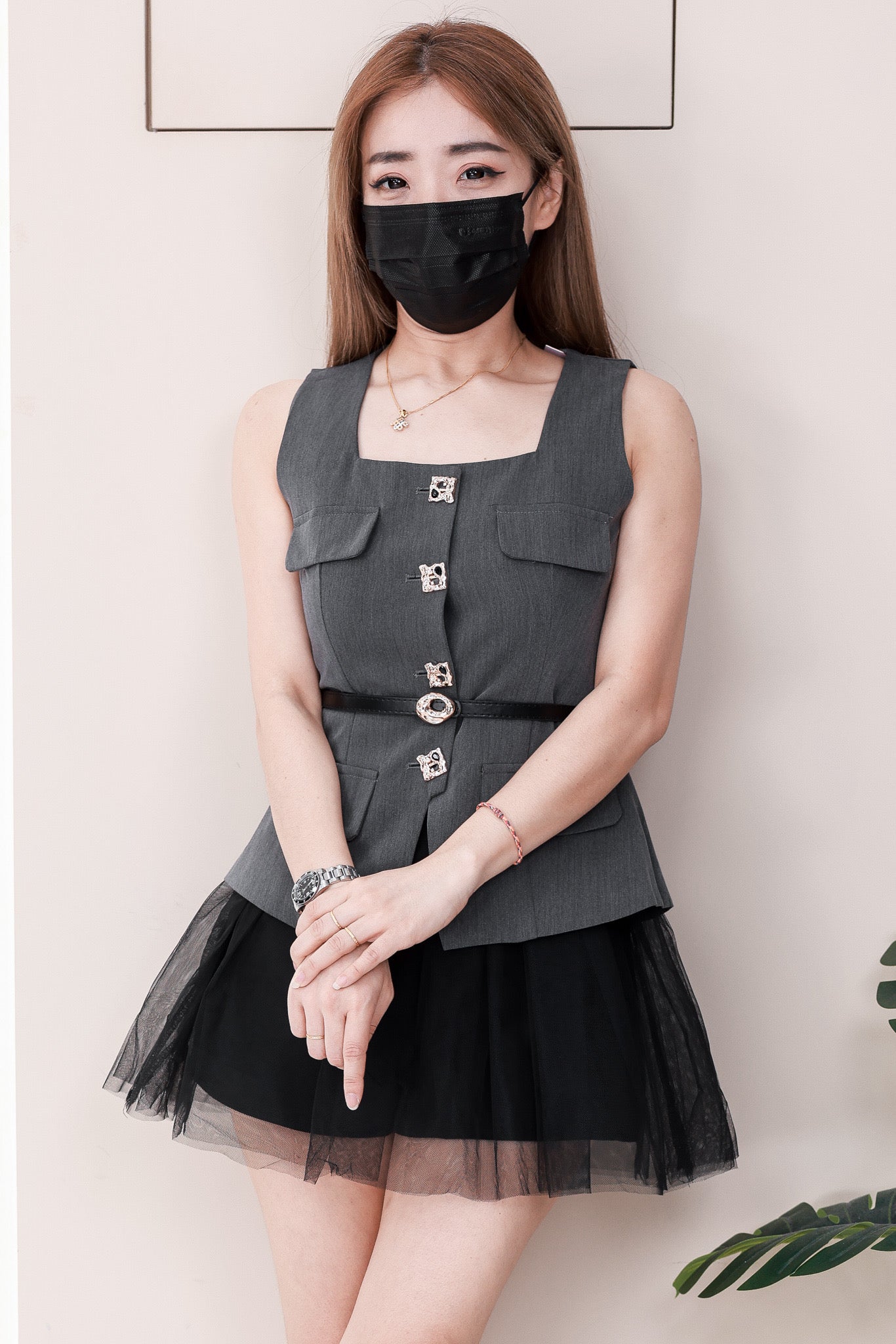 【SS21718 / 37558】高品质两件式御姐风马甲式时尚套装 精致纽扣马甲式西装上衣➕网纱裙子拼接内层短裤 ❤️❤️