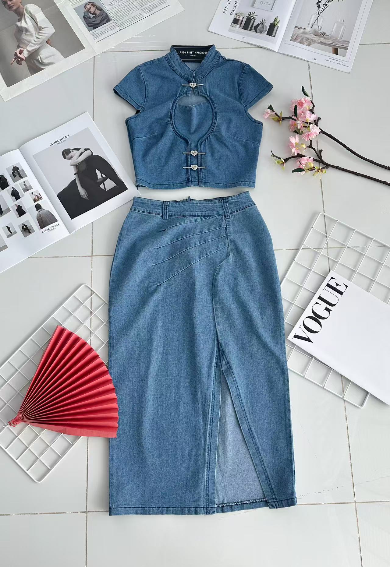 【SS121438】高品质两件式COTTON JEANS牛仔弹力旗袍套装 爱心领小镂空设计牛仔上衣➕牛仔开叉设计高腰裙子，有口袋 ❤️❤️【A-R1-C4】