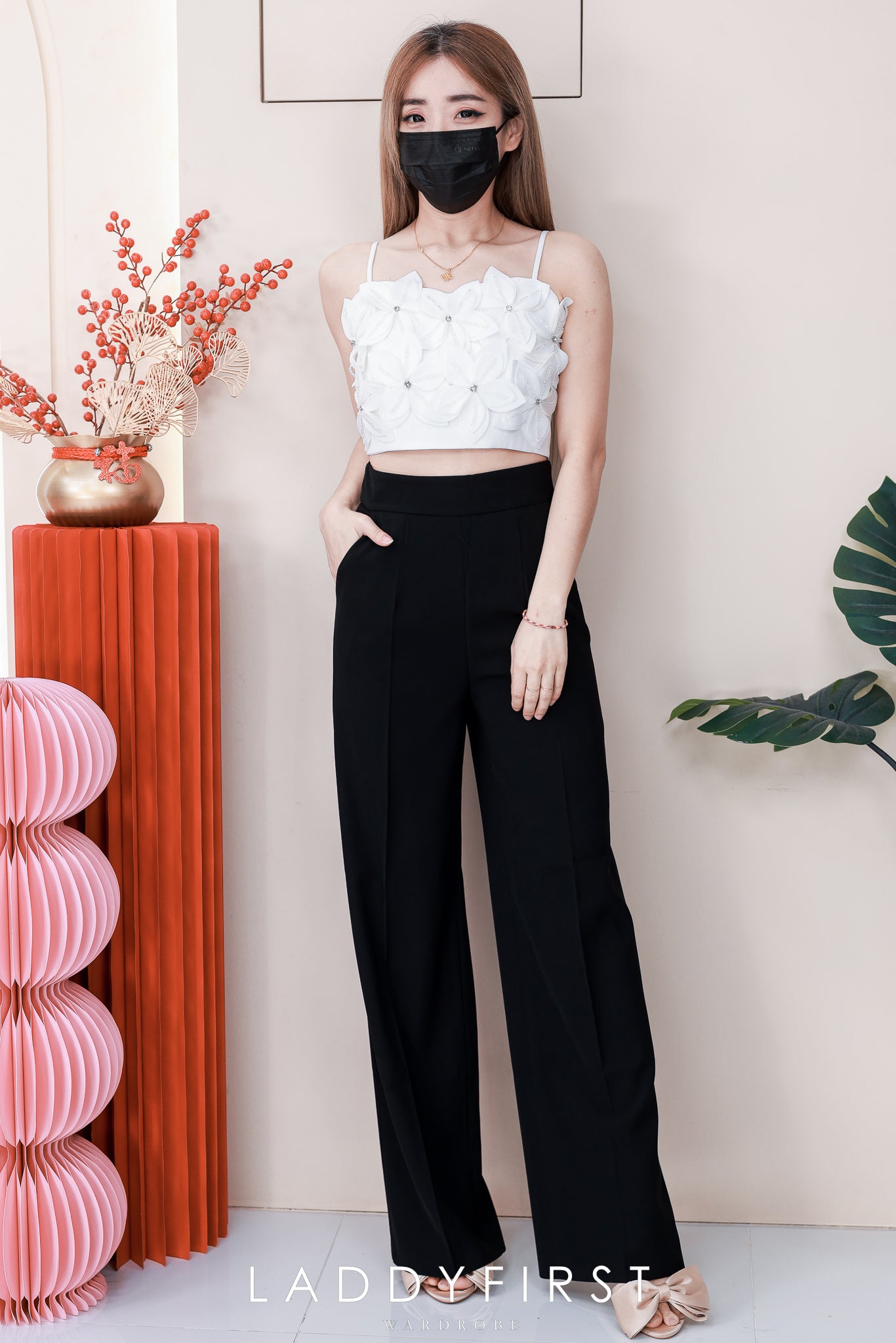 【T14218 / 65208】高品质高级感立体花瓣亮钻短版上衣 ❤❤