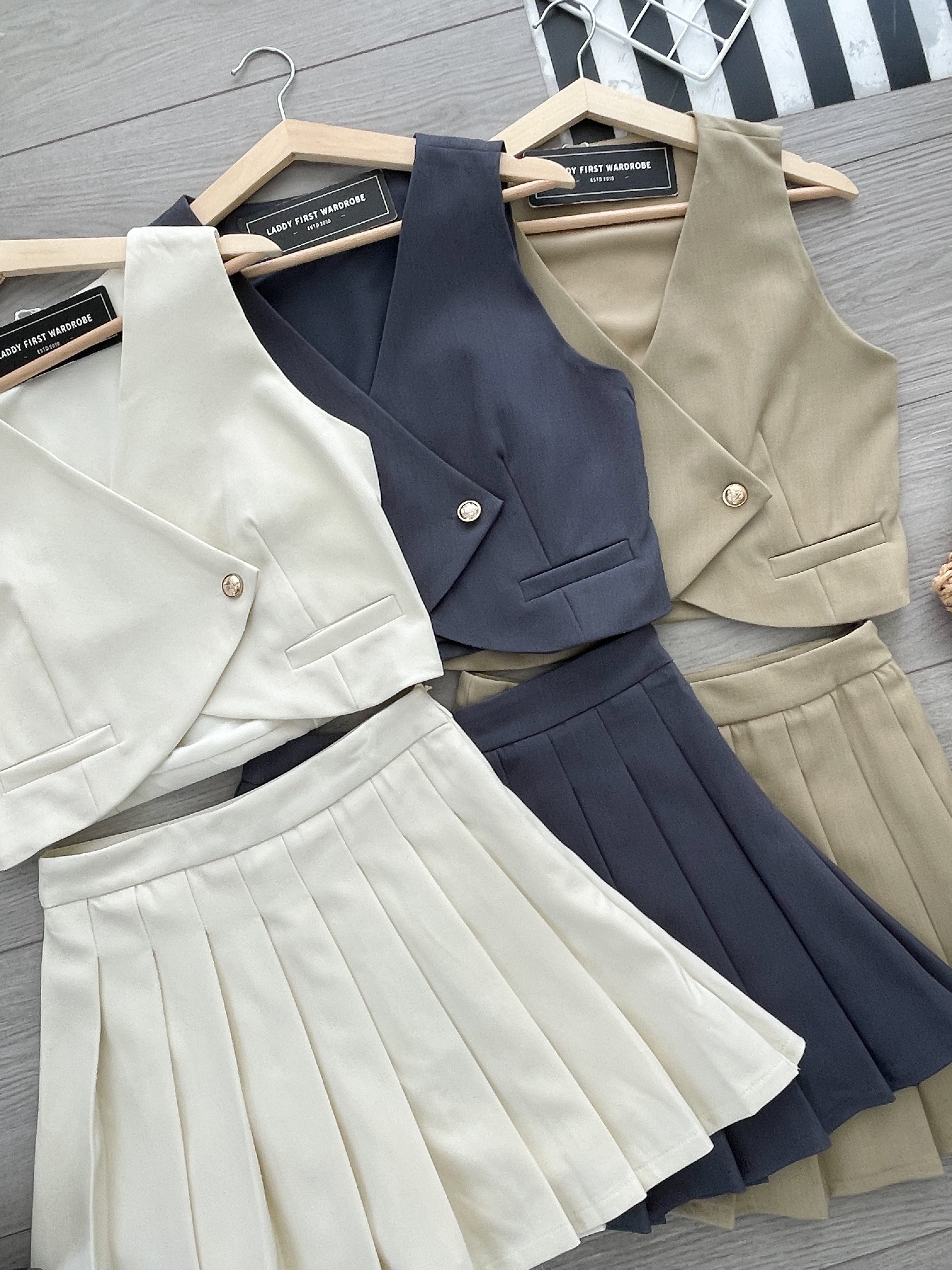 【SS21719 / 16737】【补厂家现货⚡⚡】高品质两件式韩系气质西装马甲式套装 马甲式西装上衣➕西装百褶高腰裙子，内层有里布短裤❤️❤️