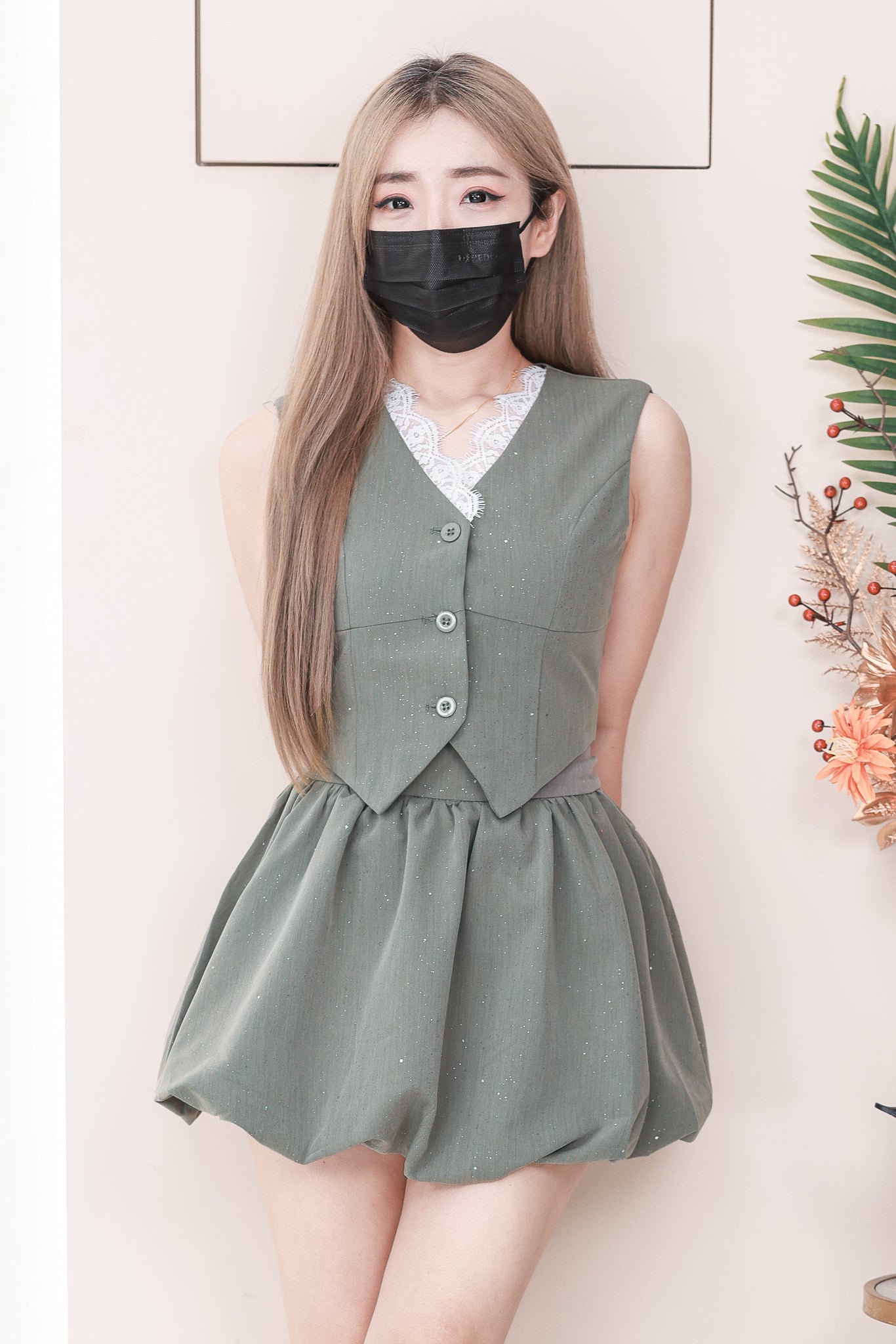 【SS12940】高品质两件式甜美韩式时尚套装 马甲式拼接V领蕾丝上衣➕花苞高腰裙子，内层有里布短裤 ❤️❤️