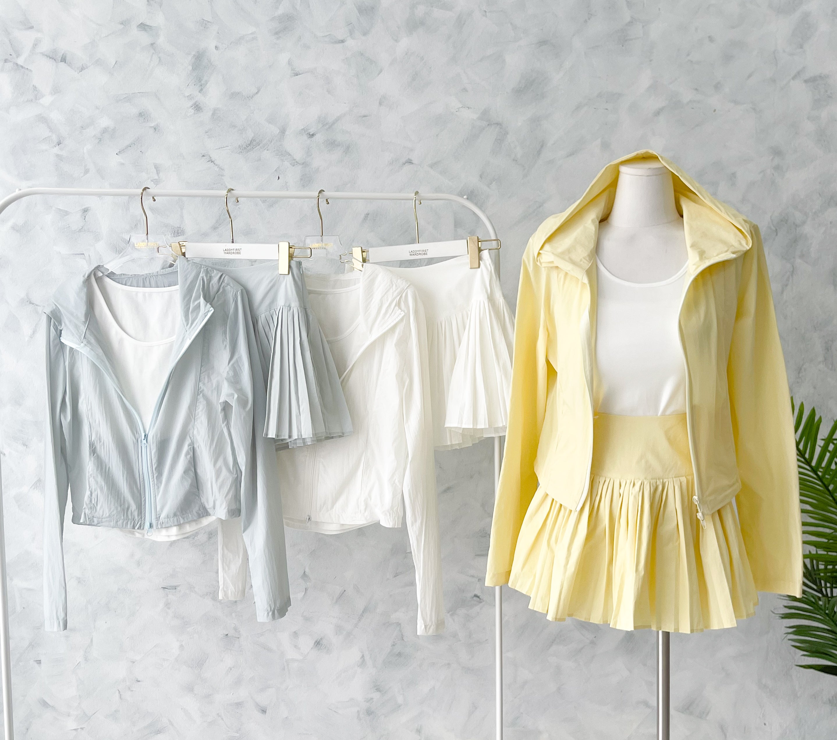 【SS88336】高品质三件套减龄学院风套装 轻薄连帽长袖防嗮外套➕纯棉弹力内搭上衣➕百褶高腰百搭裙子，内层有里布短裤 ❤️❤️