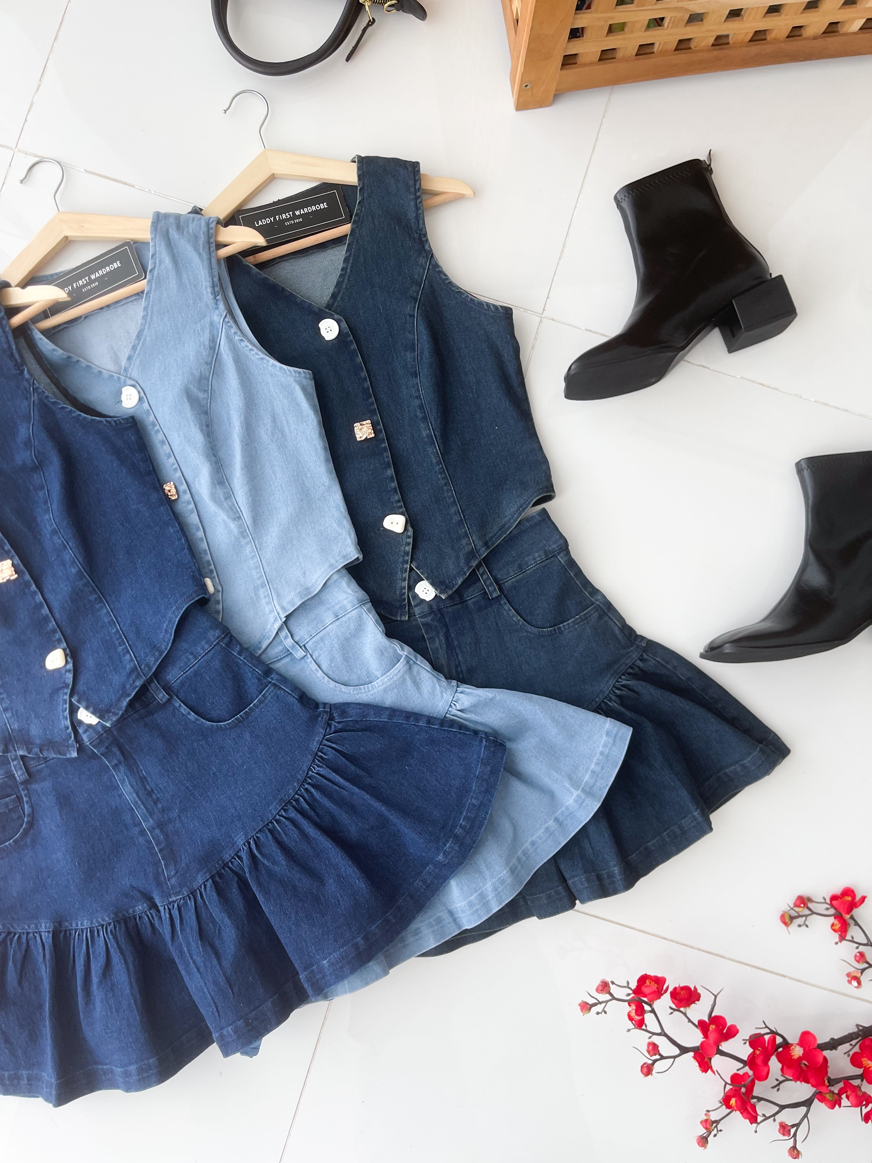 【SS520268】高品质两件式韩式减龄牛仔套装 马甲式无袖牛仔上衣➕减龄牛仔高腰百搭裙子，内层有里布短裤 ❤️❤️