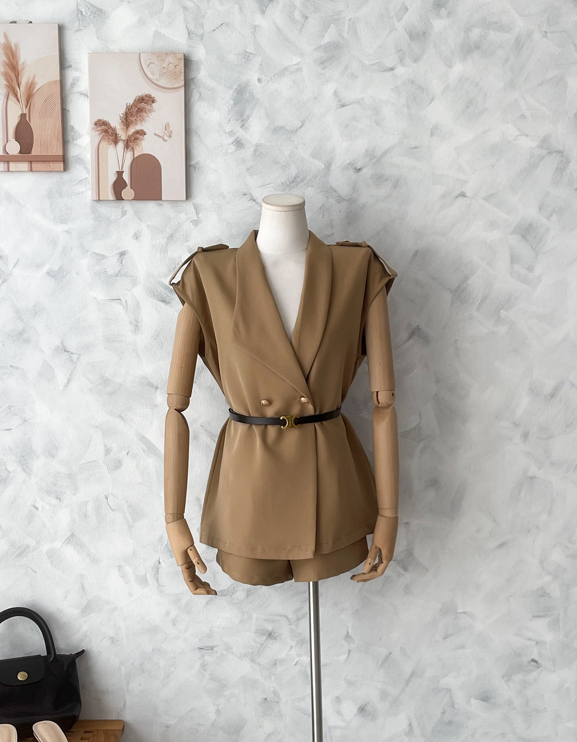 【SS98899】高品质两件式韩风气质西装套装 翻领无袖风衣西装上衣➕西装高腰百搭短裤，有口袋 ❤️❤️