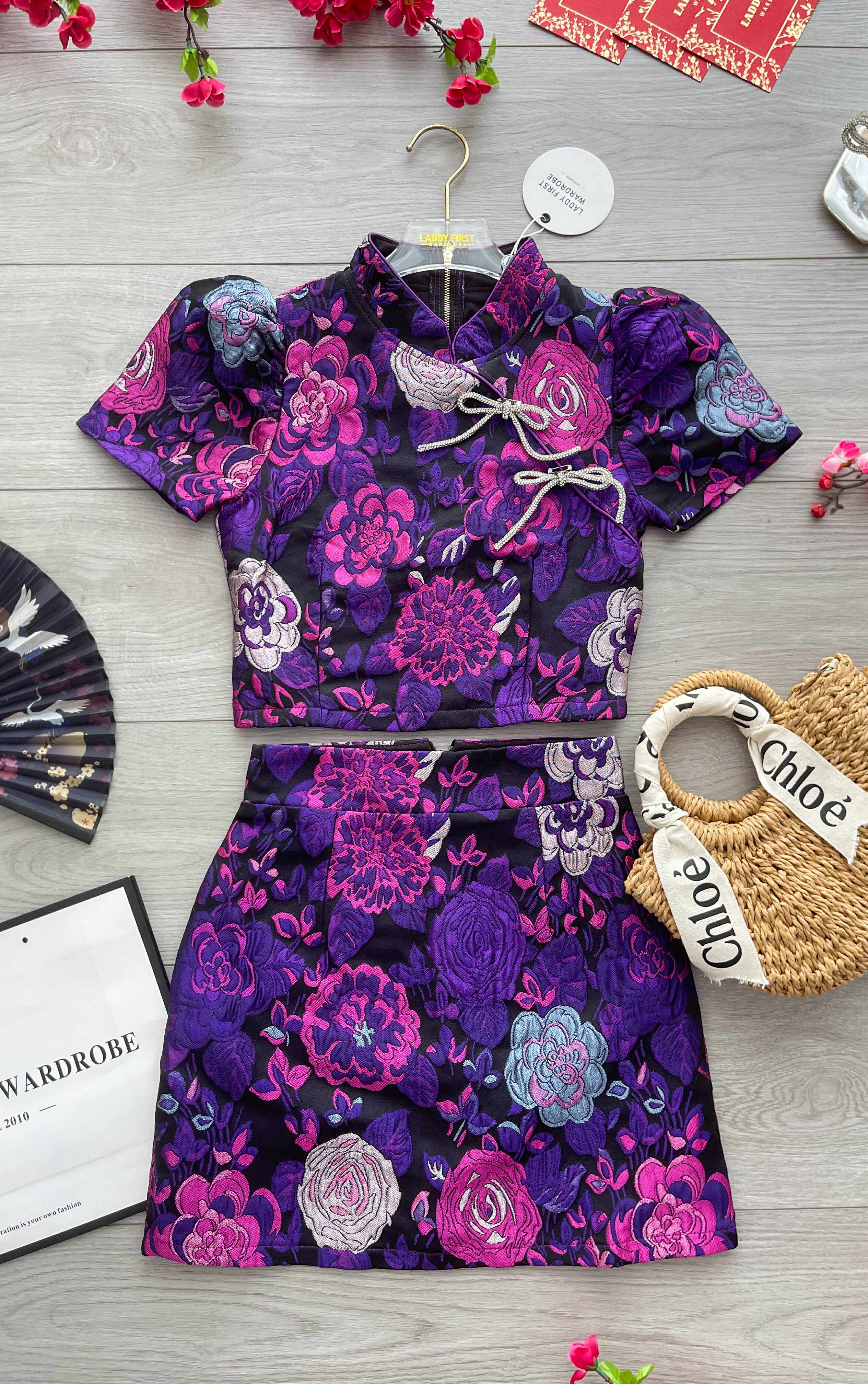 【SS8235301】【LFW独家小圆饼】高品质两件式高端气质精致水钻蝴蝶结点缀绣花提花旗袍套装 立领短袖提花旗袍上衣➕A字提花高腰裙子 ❤️❤️