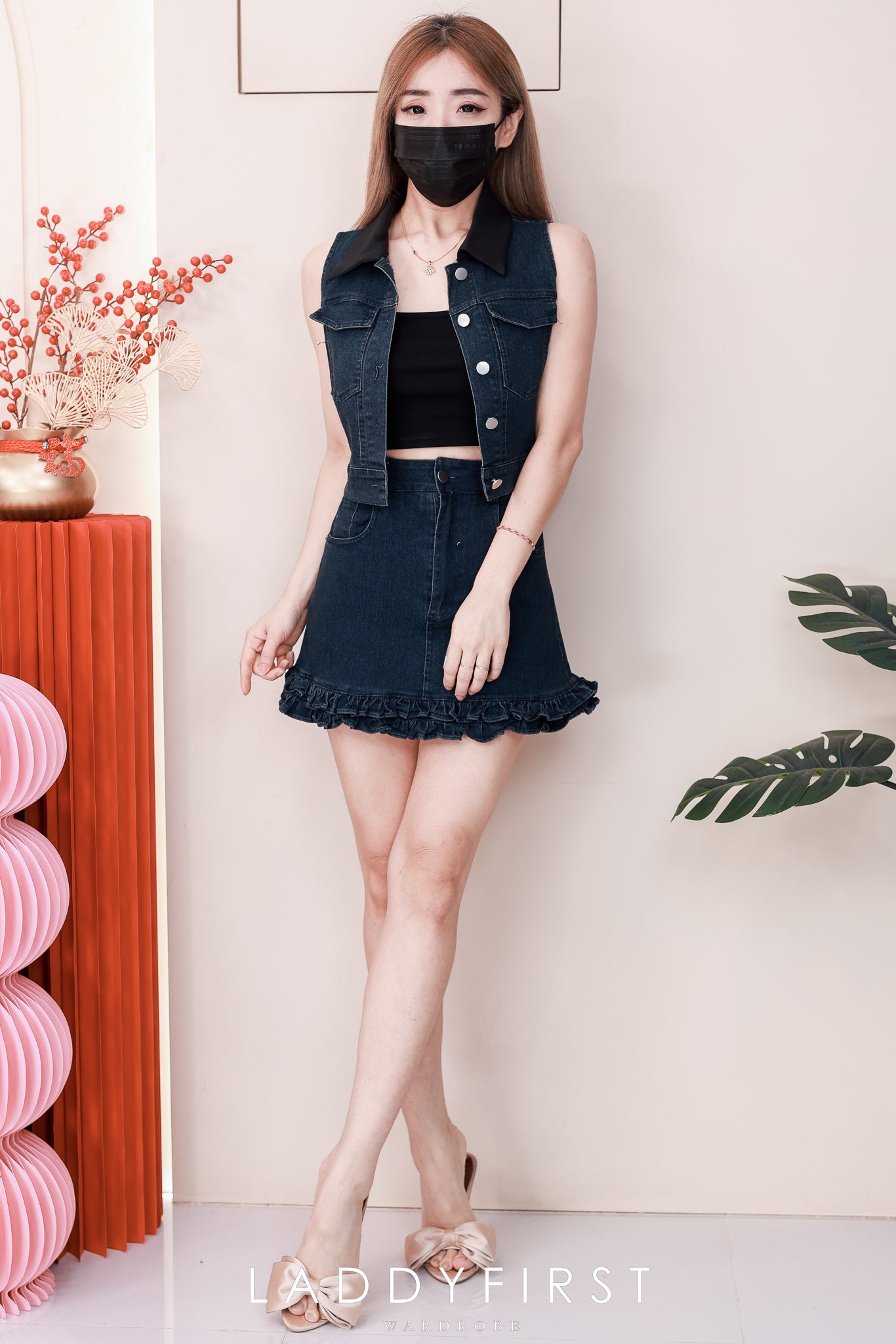 【SS520267】高品质质两件式COTTON JEANS牛仔时尚套装 翻领无袖牛仔上衣➕木耳下摆设计牛仔高腰裙子，内层有里布短裤 ❤️❤️