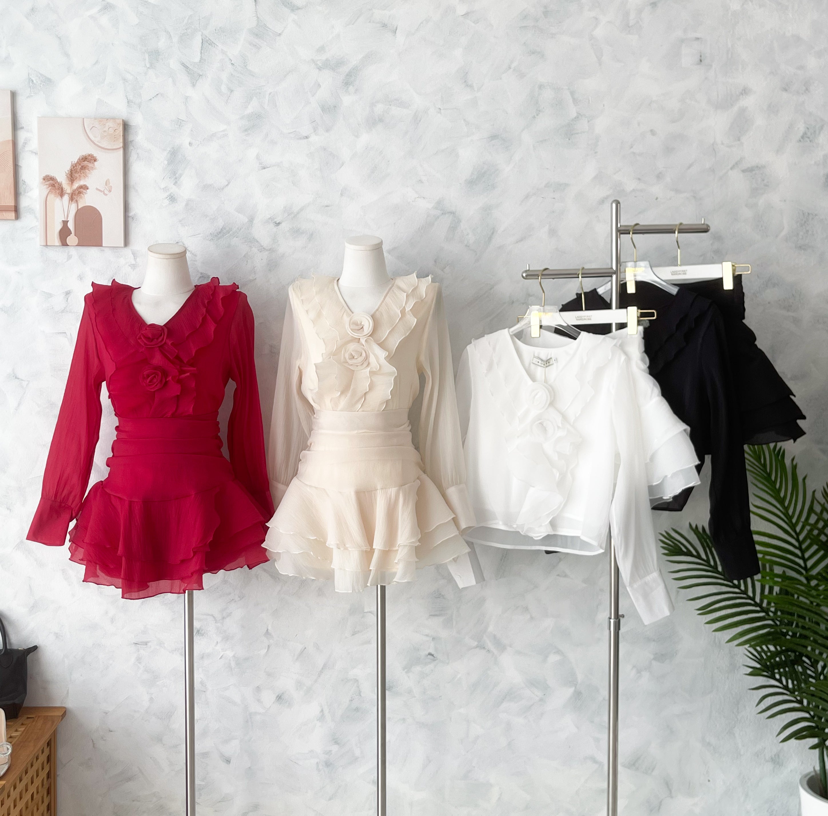 【SS6510】高品质两件式名媛仙气风雪纺套装 花瓣点缀雪纺长袖上衣➕层次感荷叶边雪纺高腰裙子，内层有里布短裤 ❤️❤️