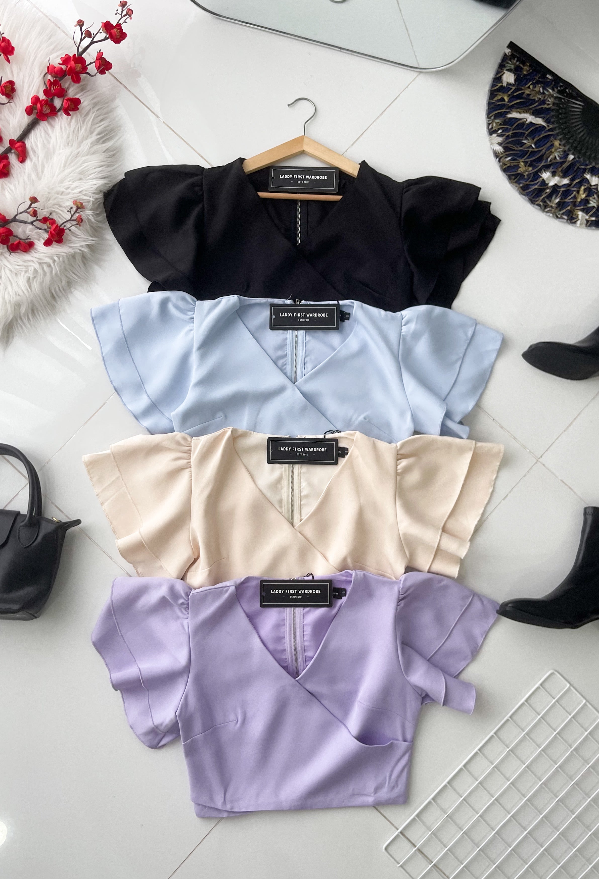 【T520214】高品质交叉V领荷叶袖温柔风时尚上衣 ❤❤