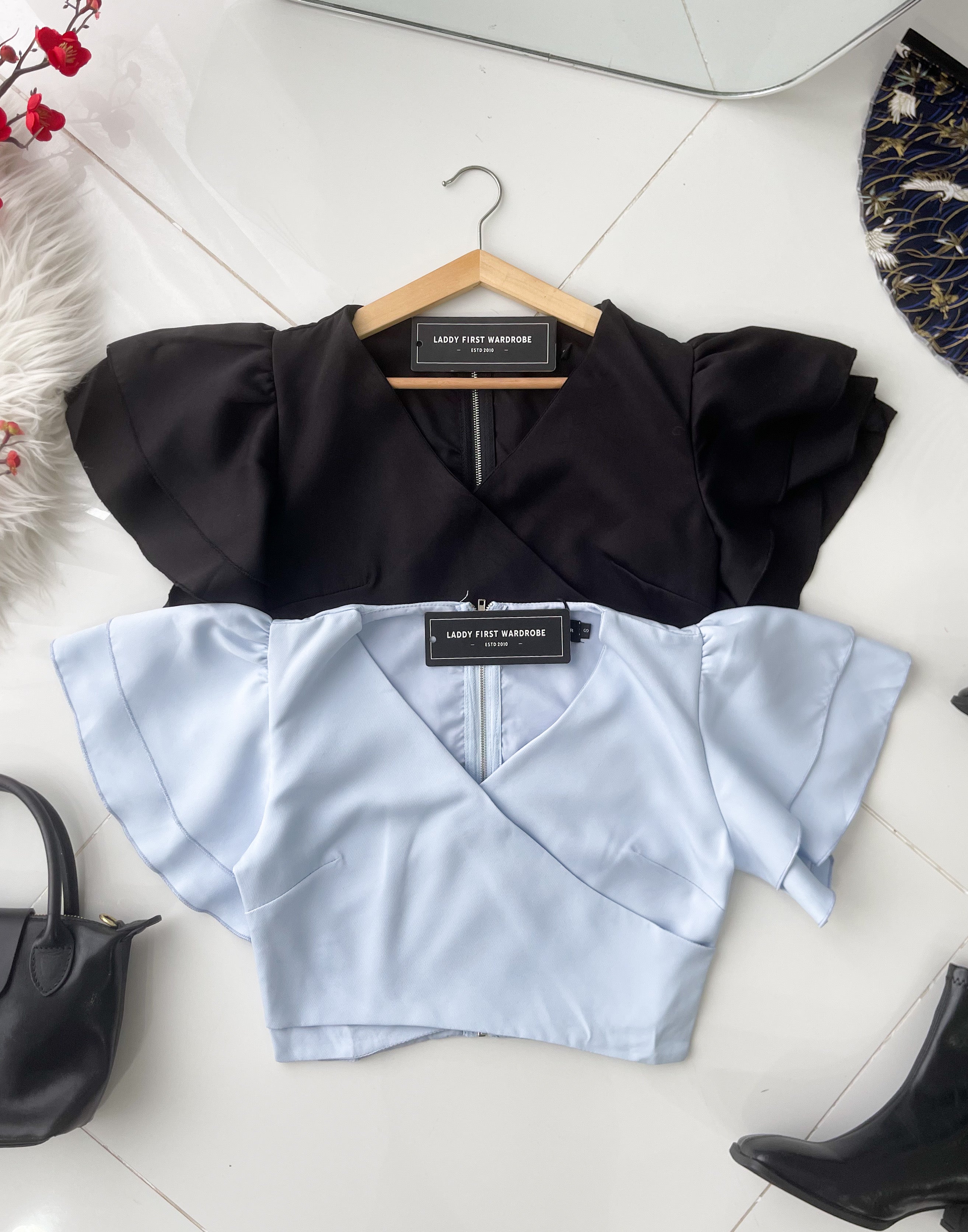 【T520214】高品质交叉V领荷叶袖温柔风时尚上衣 ❤❤